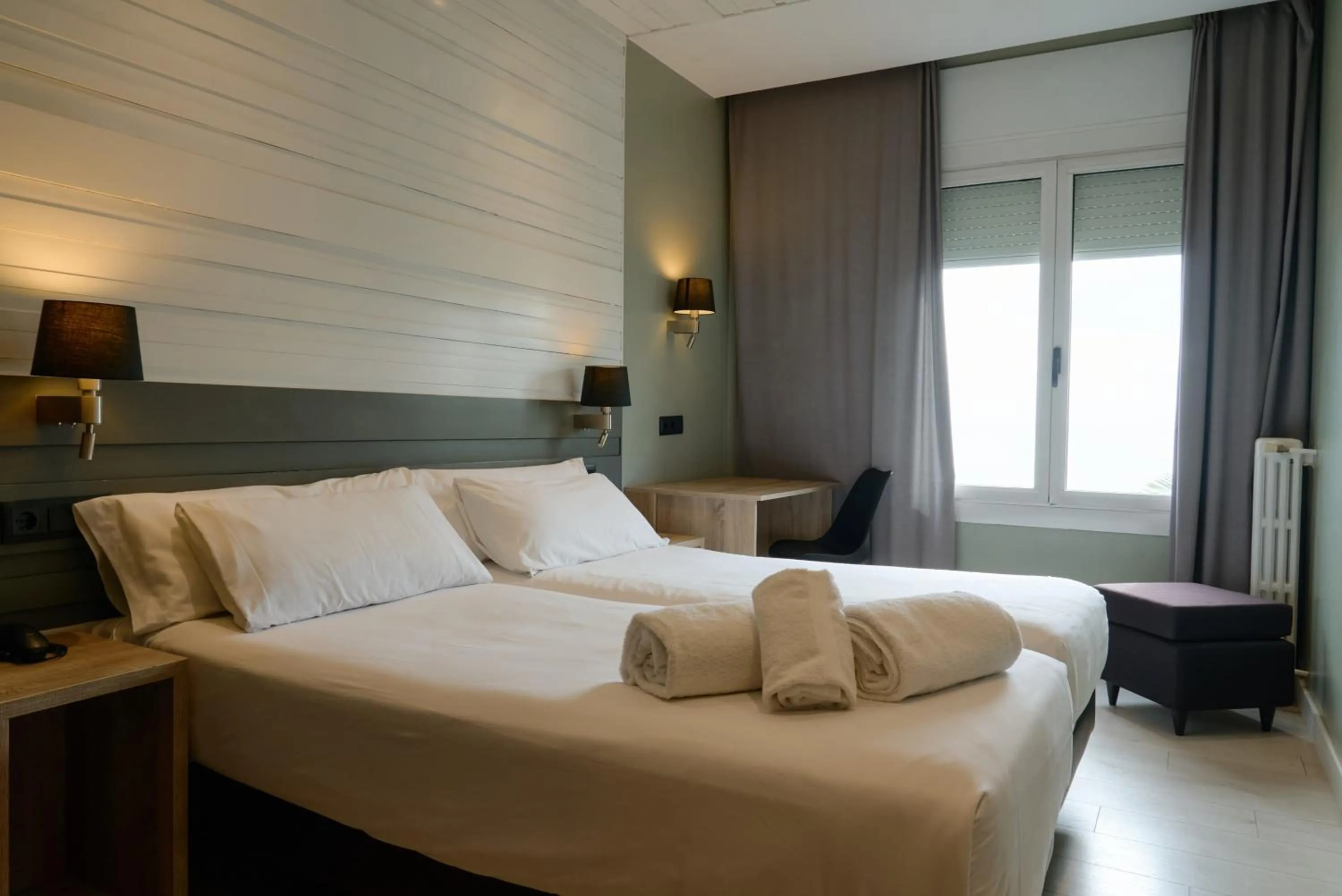 Photo of the whole room, Bed in Hotel Miramar Badalona
