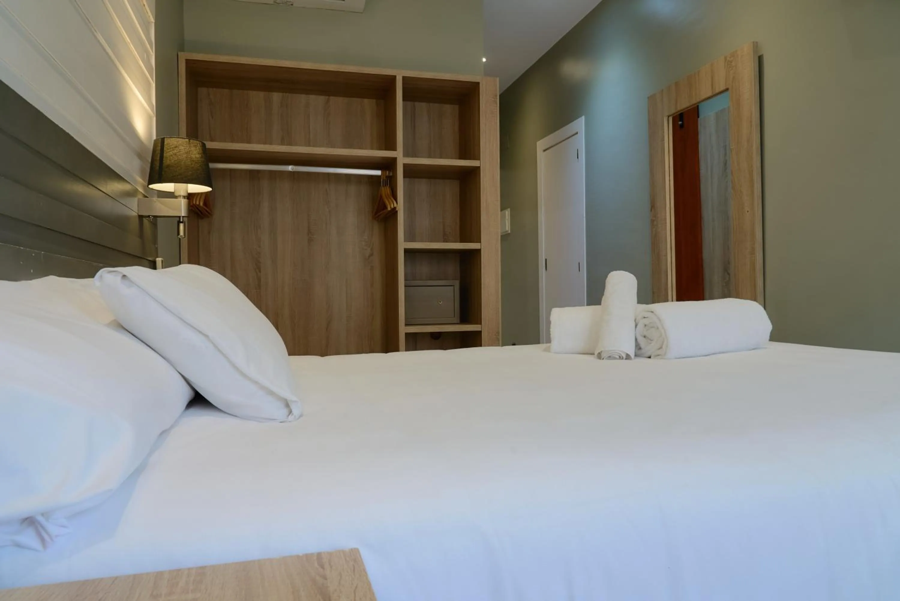 Photo of the whole room, Bed in Hotel Miramar Badalona