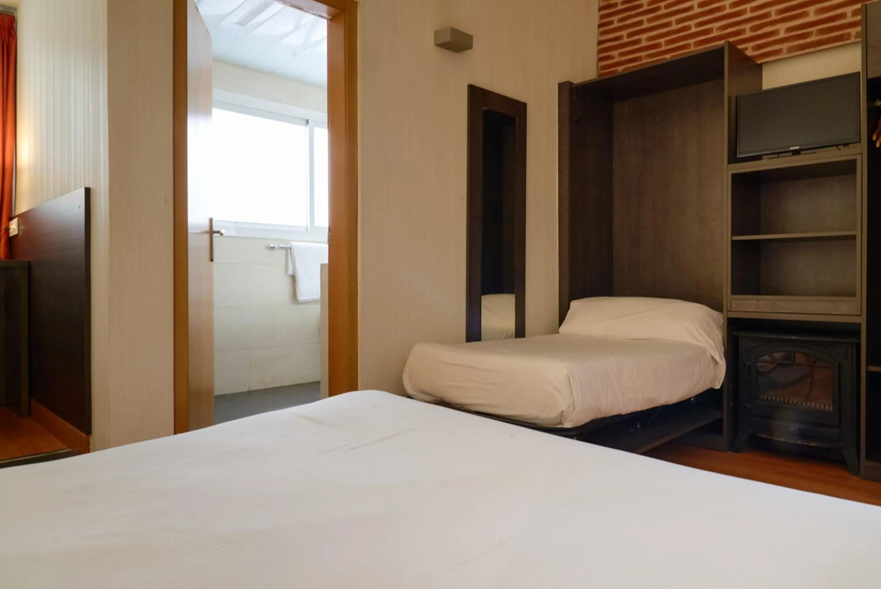 Photo of the whole room, Bed in Hotel Miramar Badalona