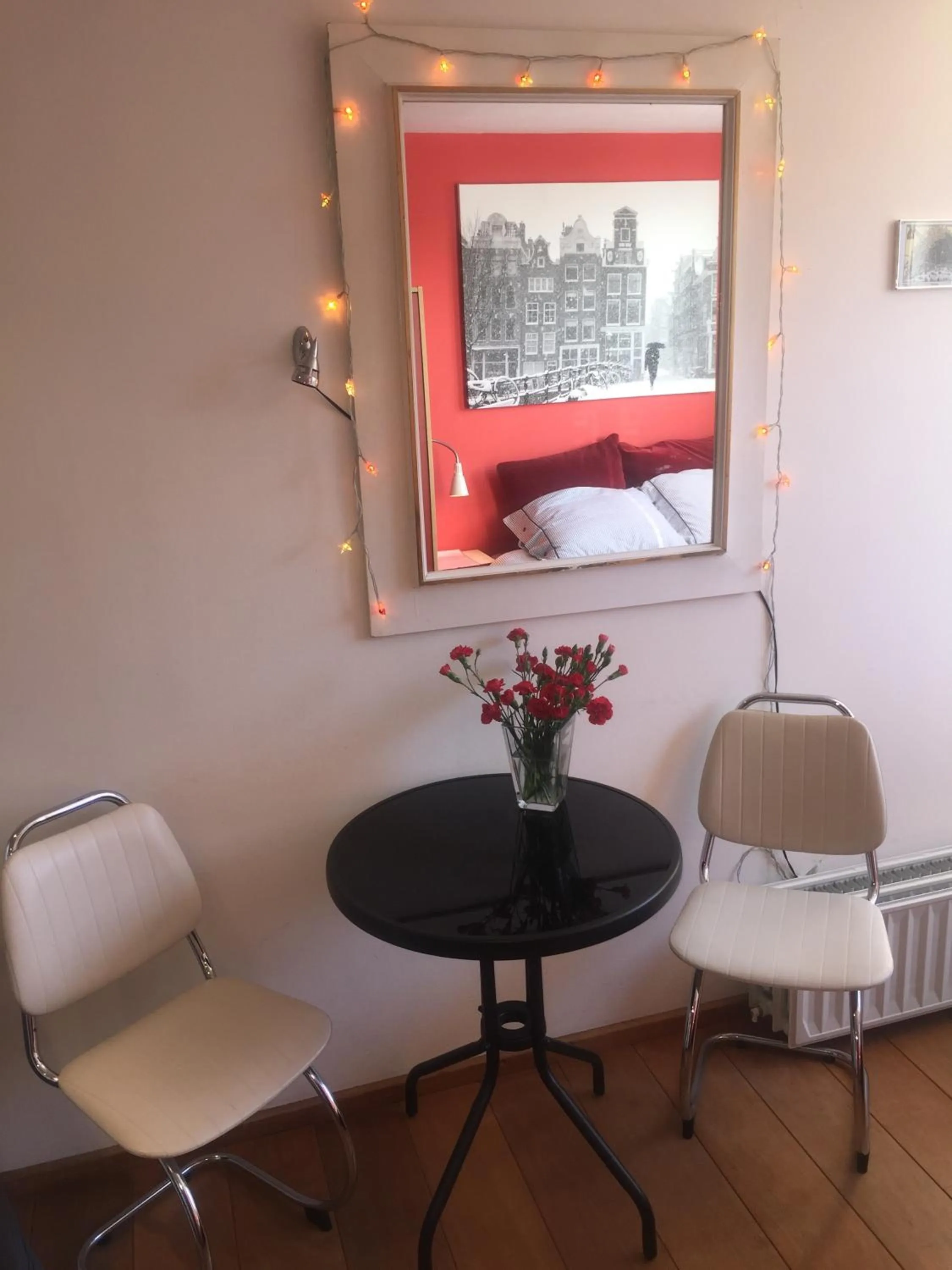 Photo of the whole room in Houseboat Westerdok