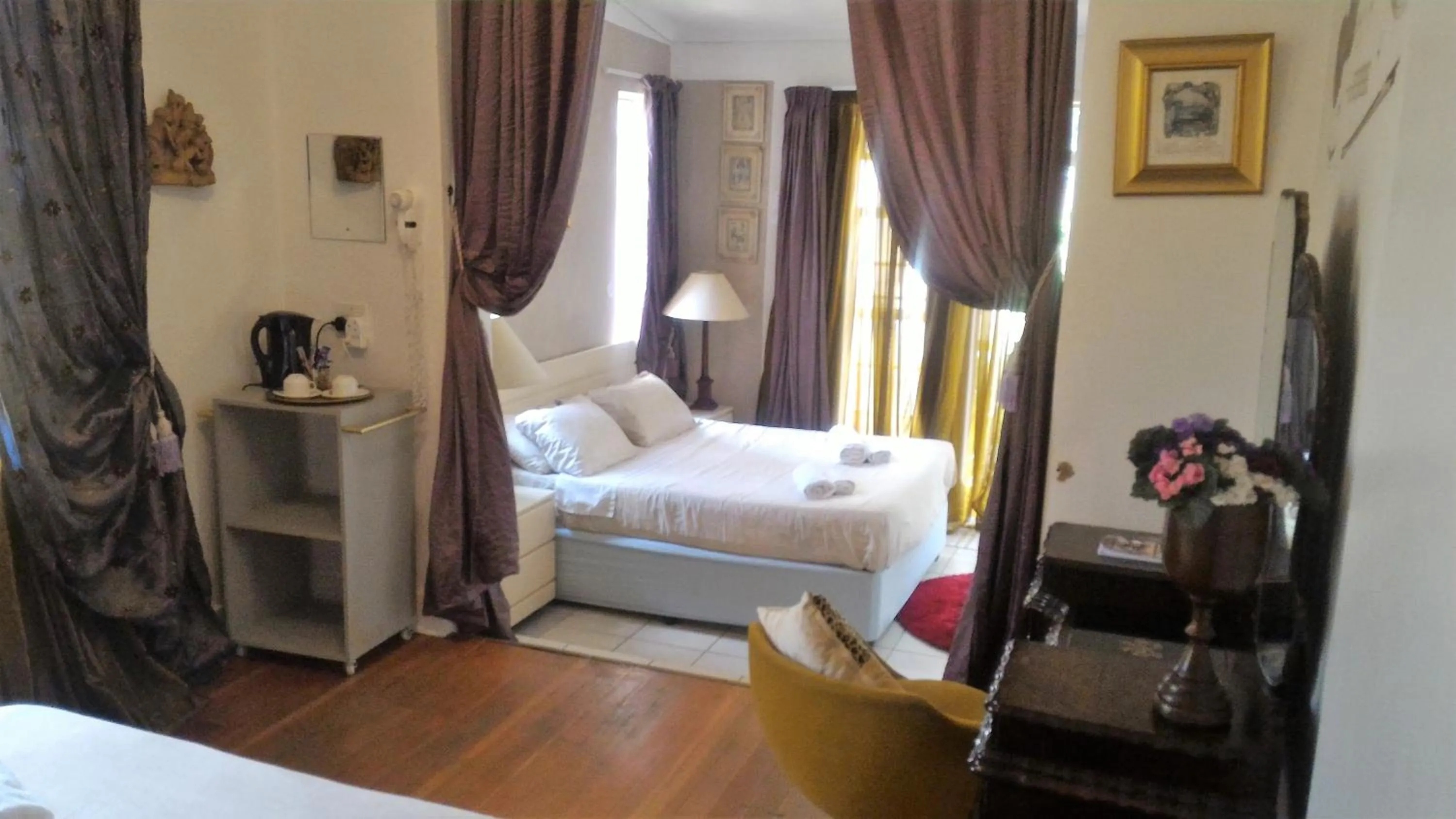 Photo of the whole room, Bed in Westmoreland Lodge