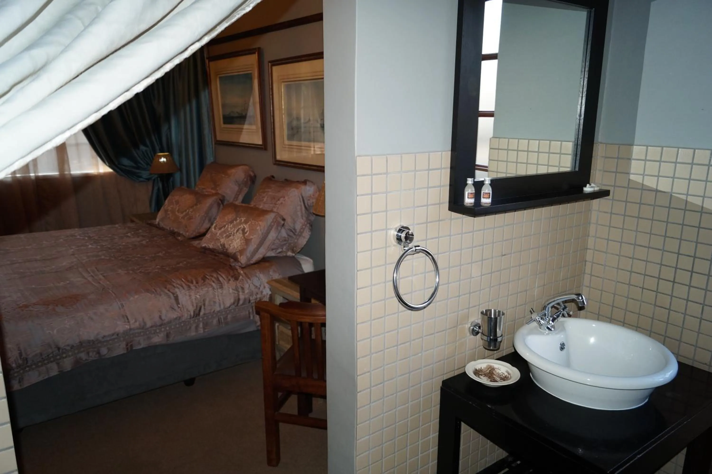 Bathroom, Bed in Westmoreland Lodge