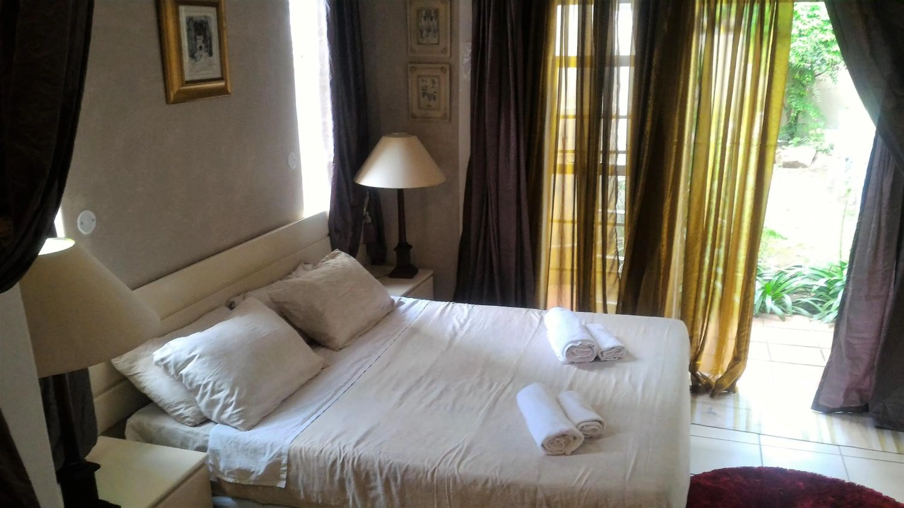 Photo of the whole room, Bed in Westmoreland Lodge