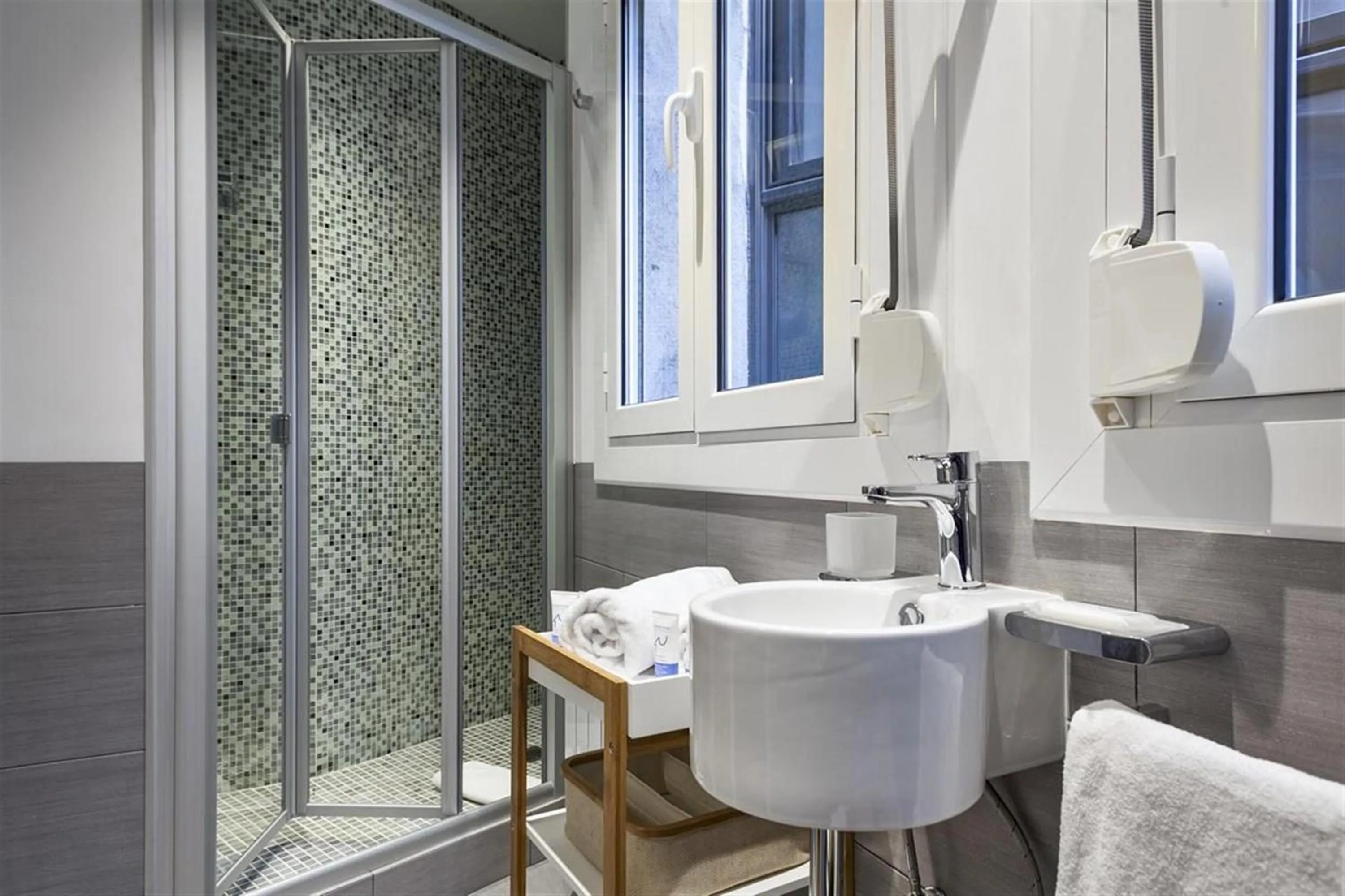 Shower in Alcam Trafalgar