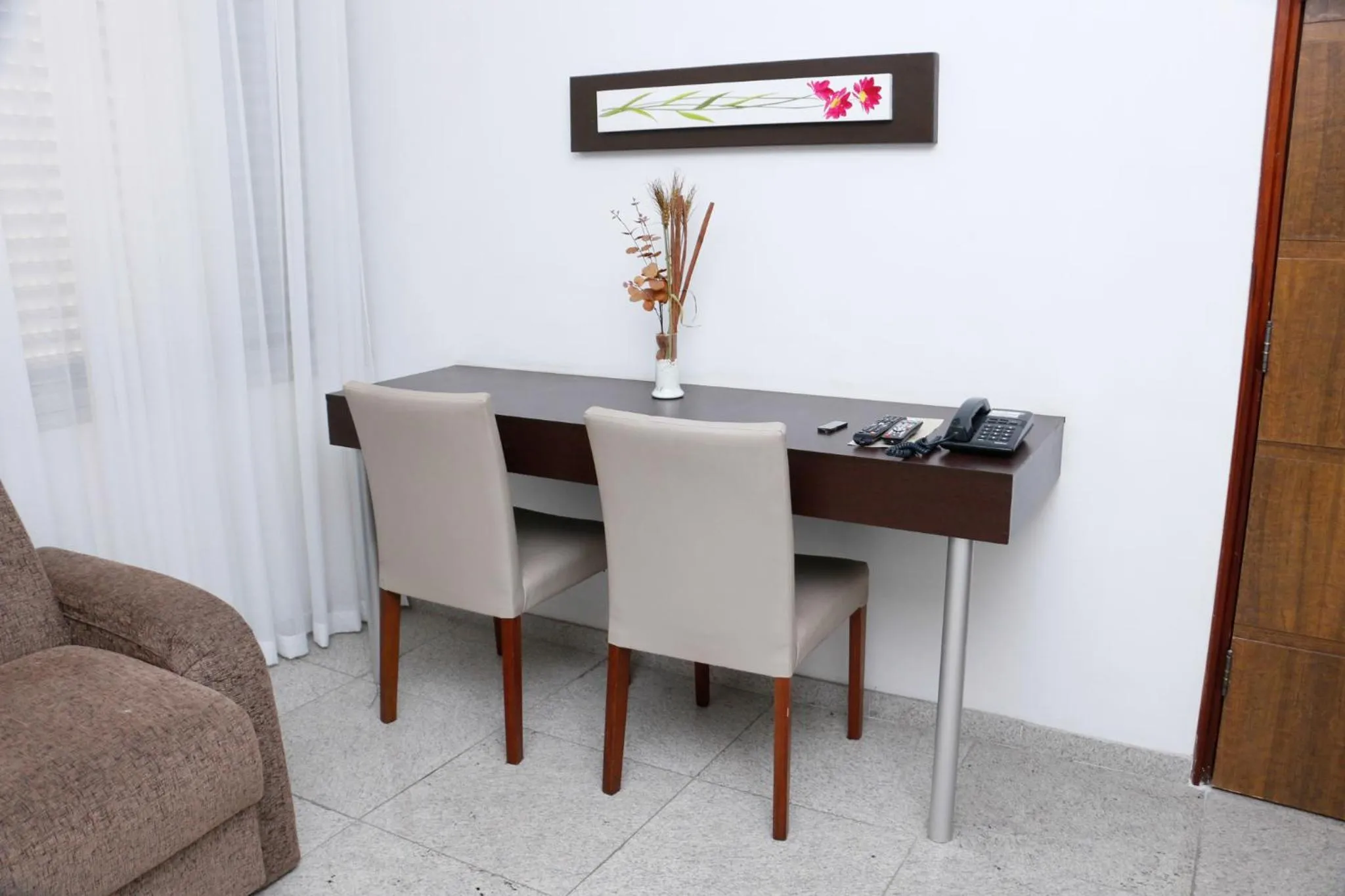 Living room in San Diego Lancaster Teófilo Otoni