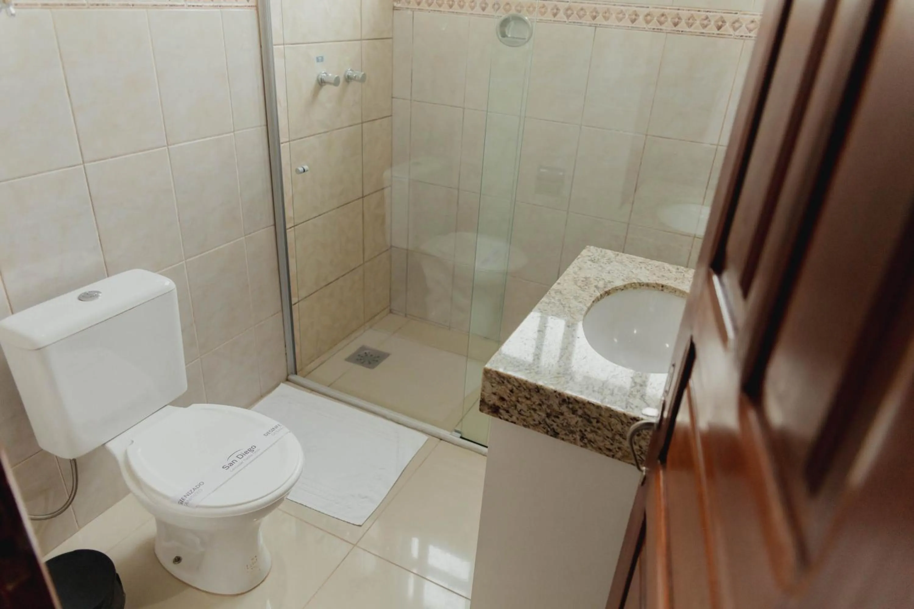 Bathroom in San Diego Lancaster Teófilo Otoni