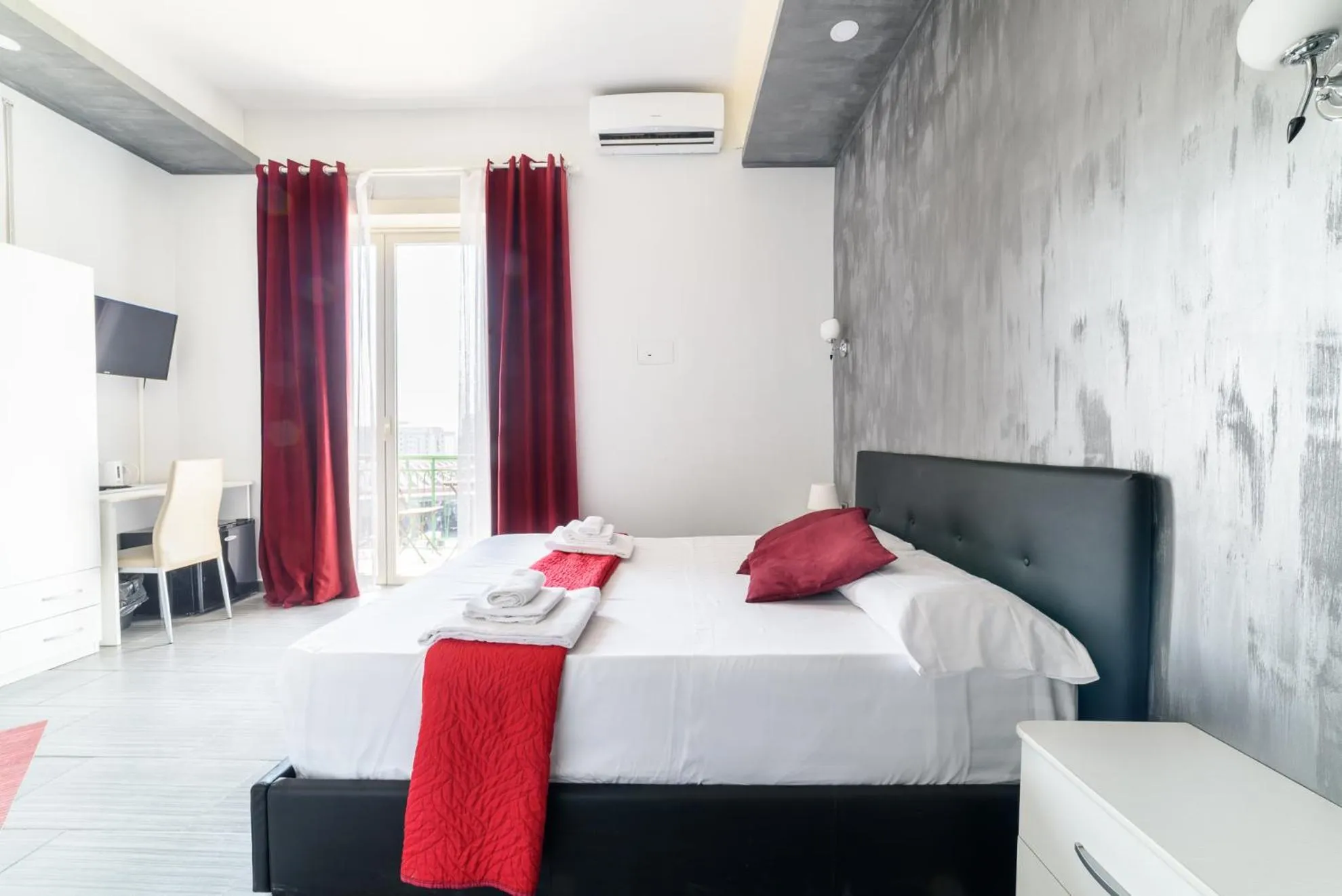 Photo of the whole room, Bed in B&B Paradise