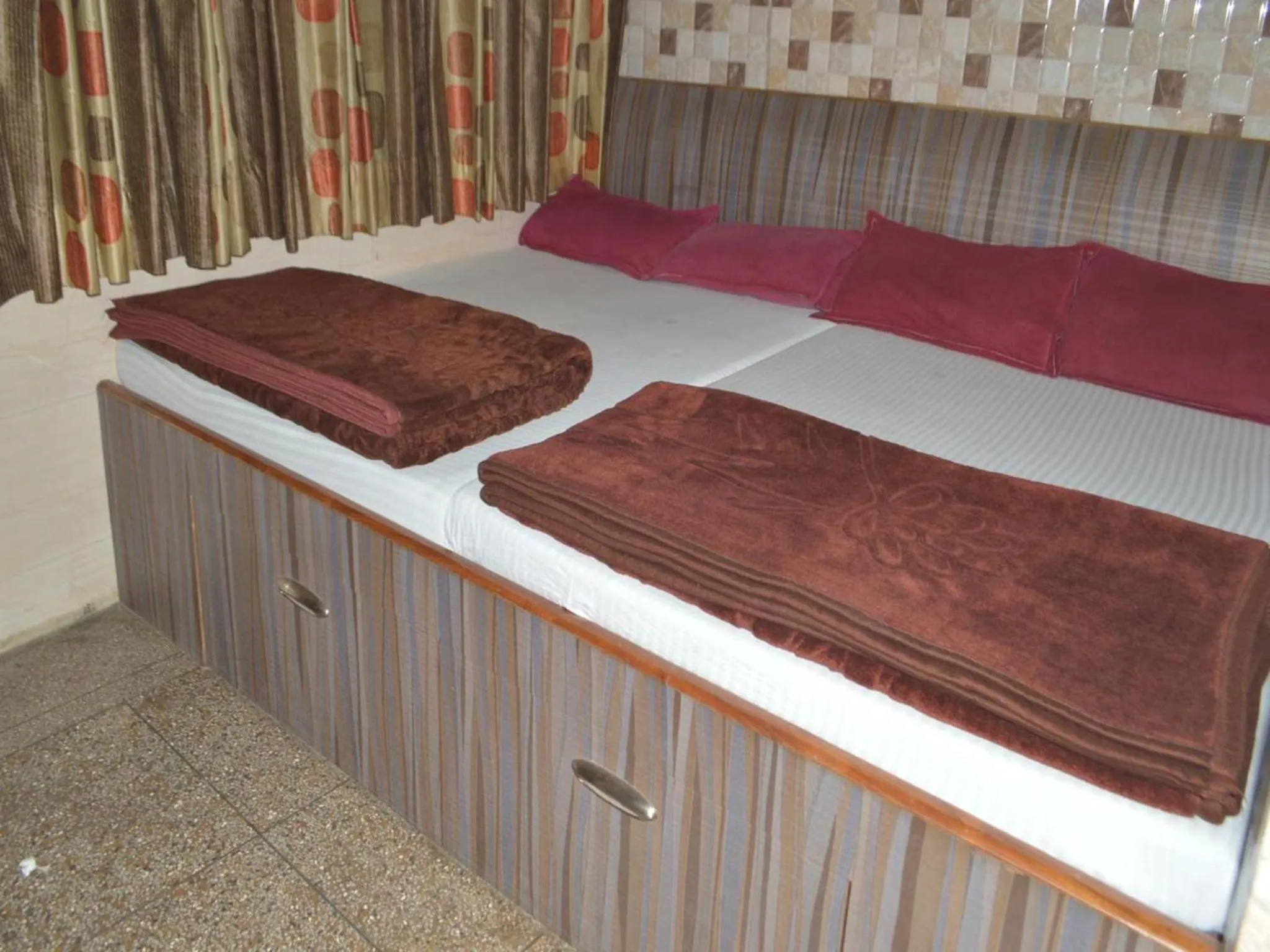 Bed in Ajanta Hotel 100 Mtrs Railway Station & 400 Mtrs Dargah