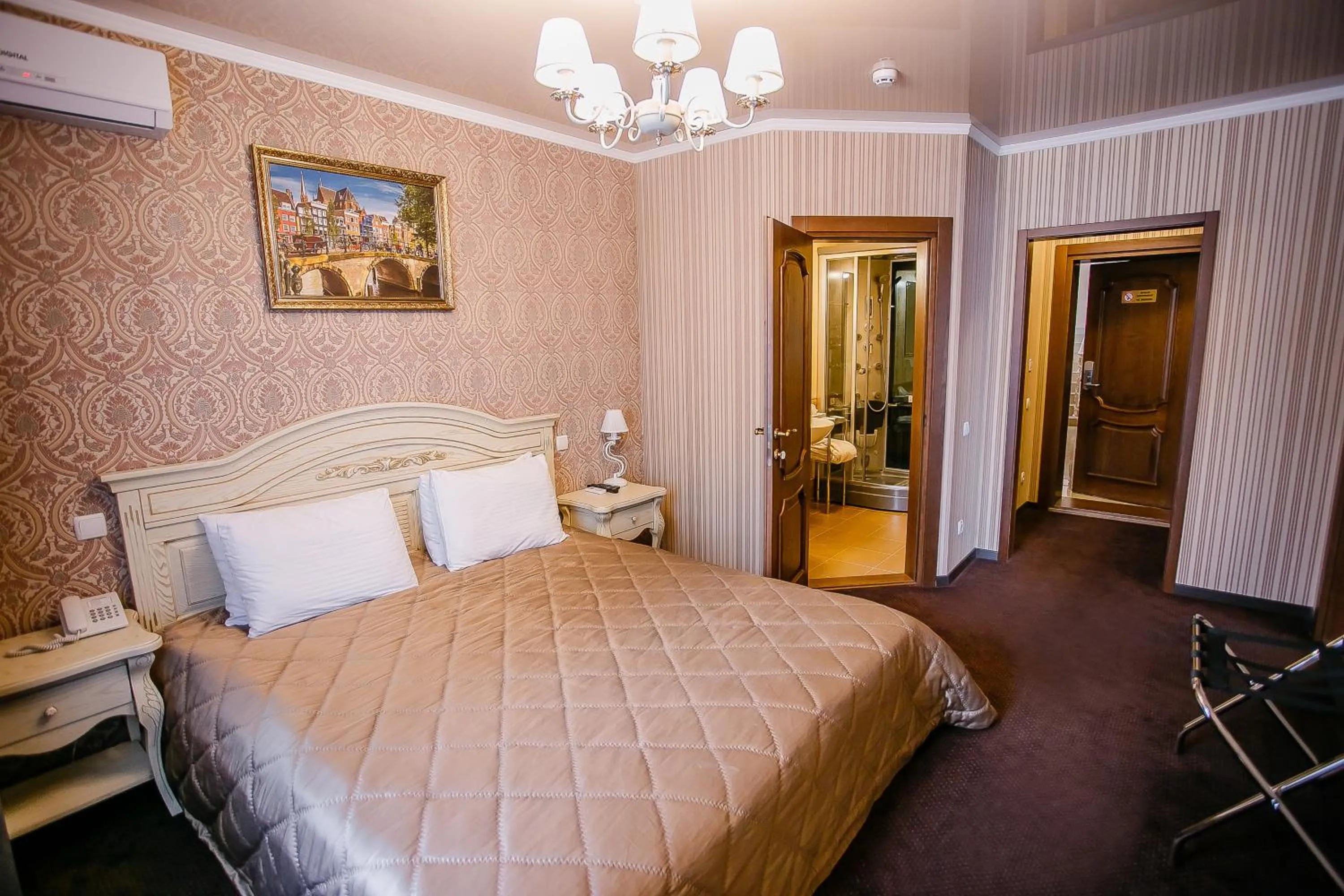 Photo of the whole room, Bed in Aristokrat