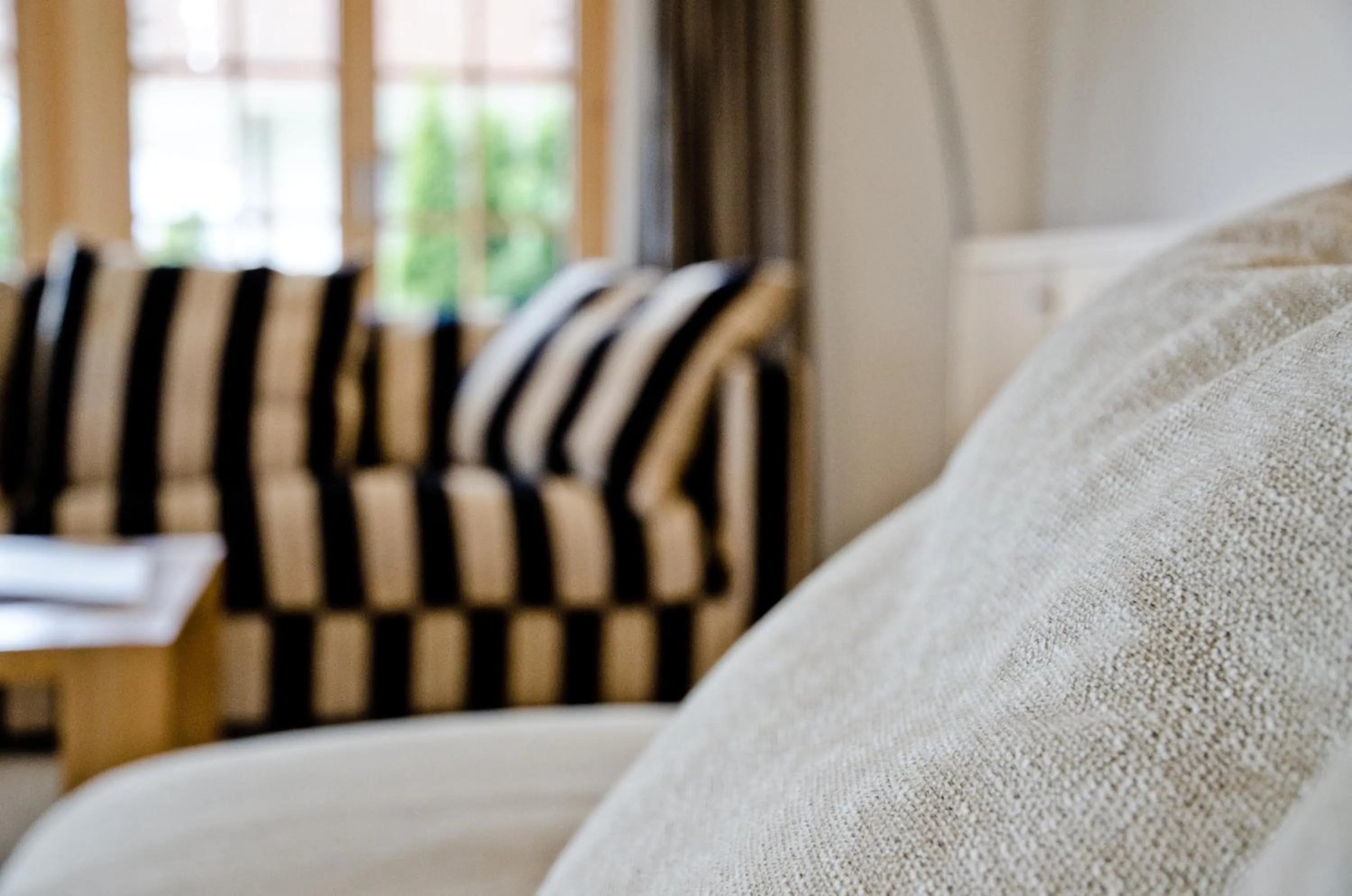 Living room, Bed in Apartment Delta - GRIWA RENT AG