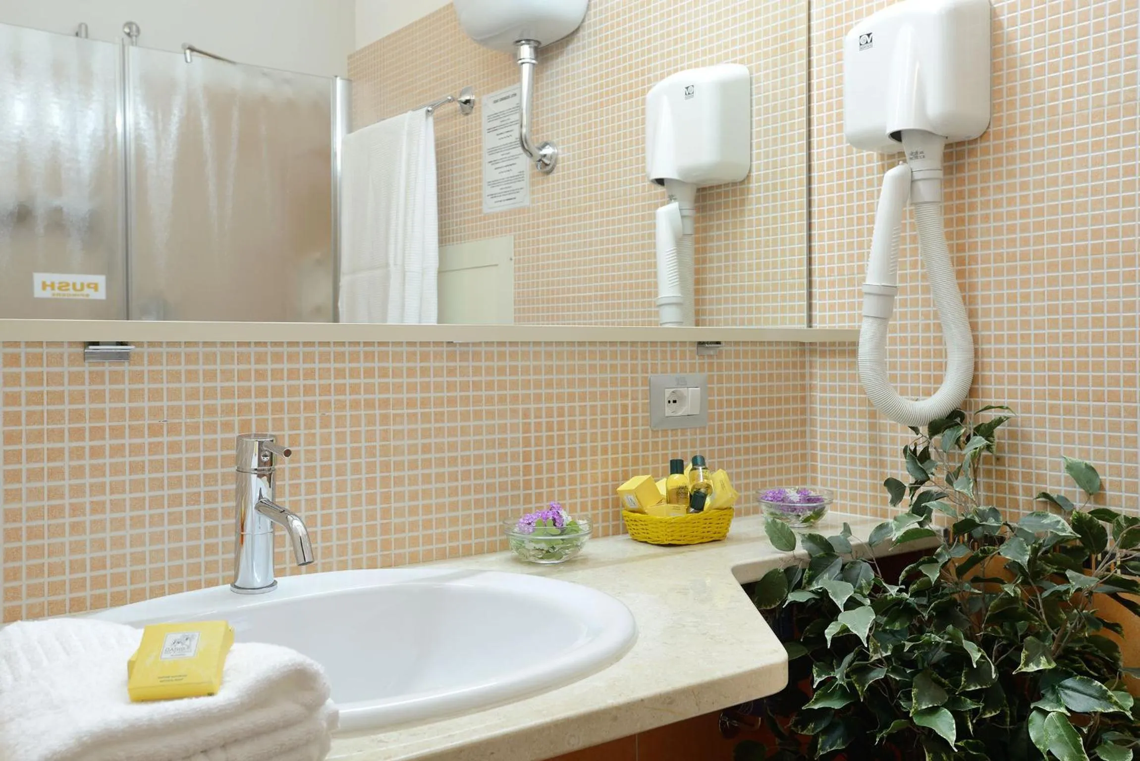Bathroom in Hotel Oasis