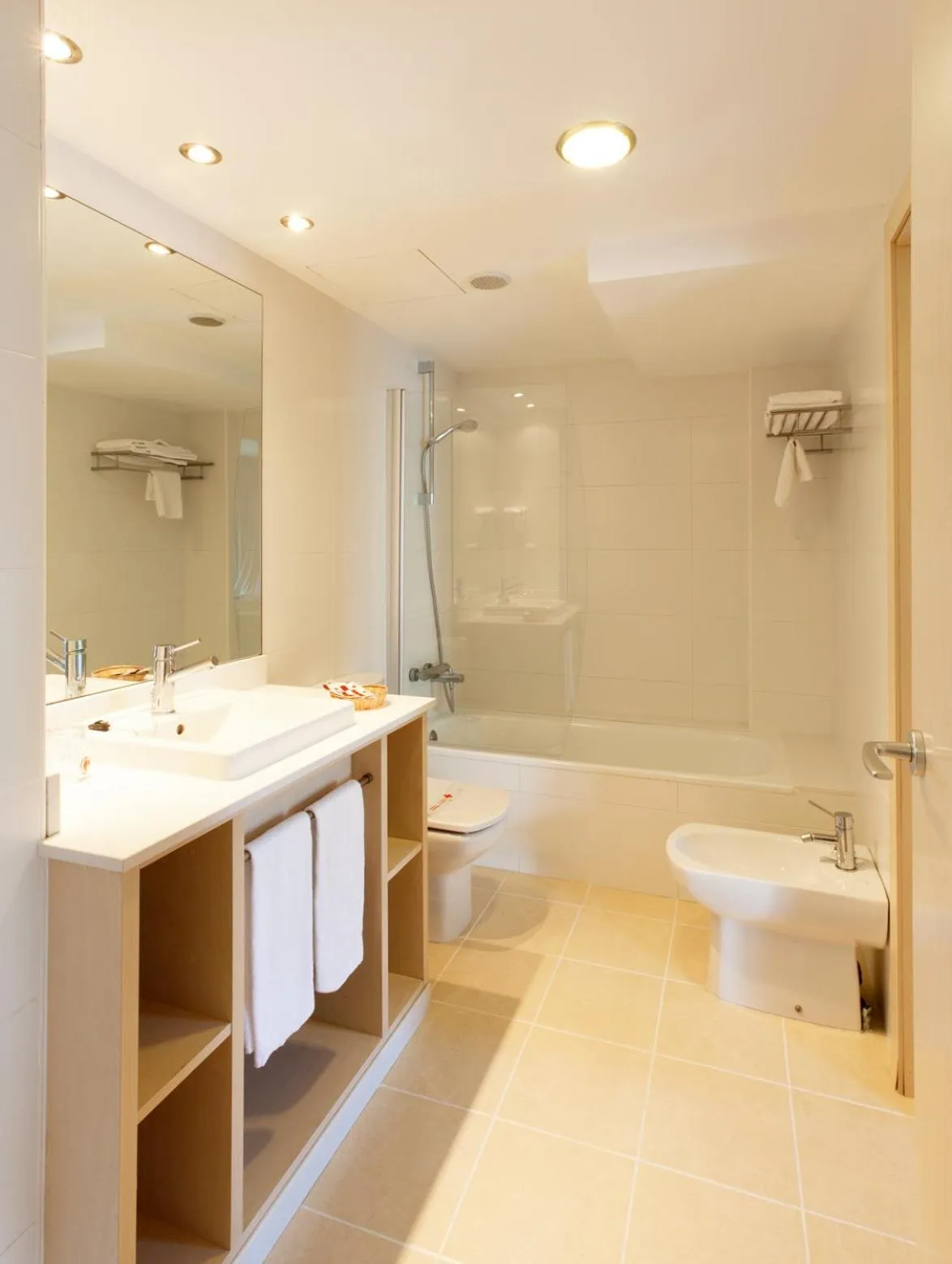 Toilet in Hotel Guitart Central Park Aqua Resort