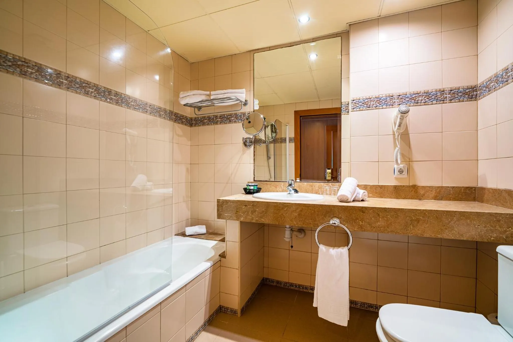 Toilet in Hotel Guitart Central Park Aqua Resort