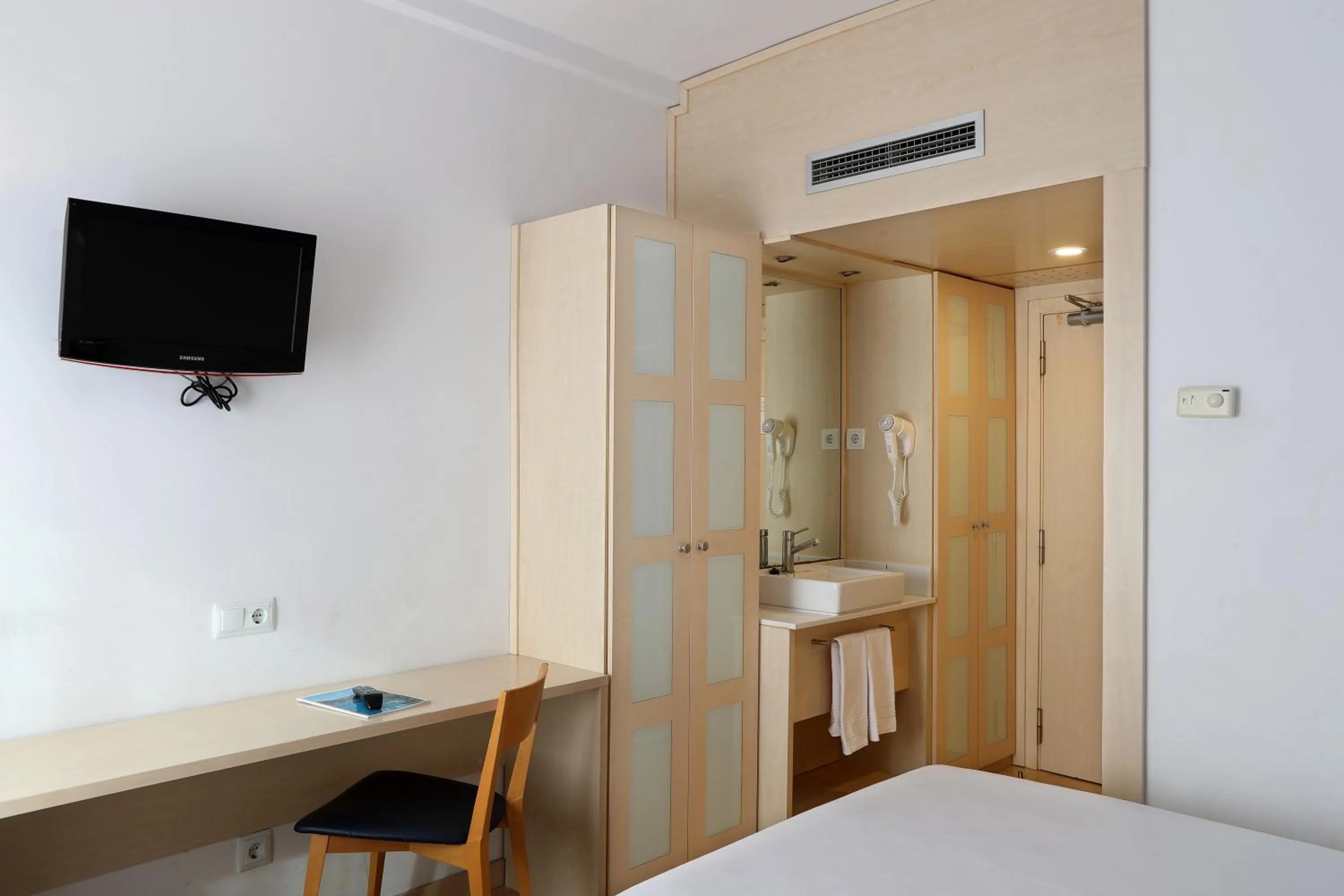 TV and multimedia, Bed in Hotel Guitart Central Park Aqua Resort