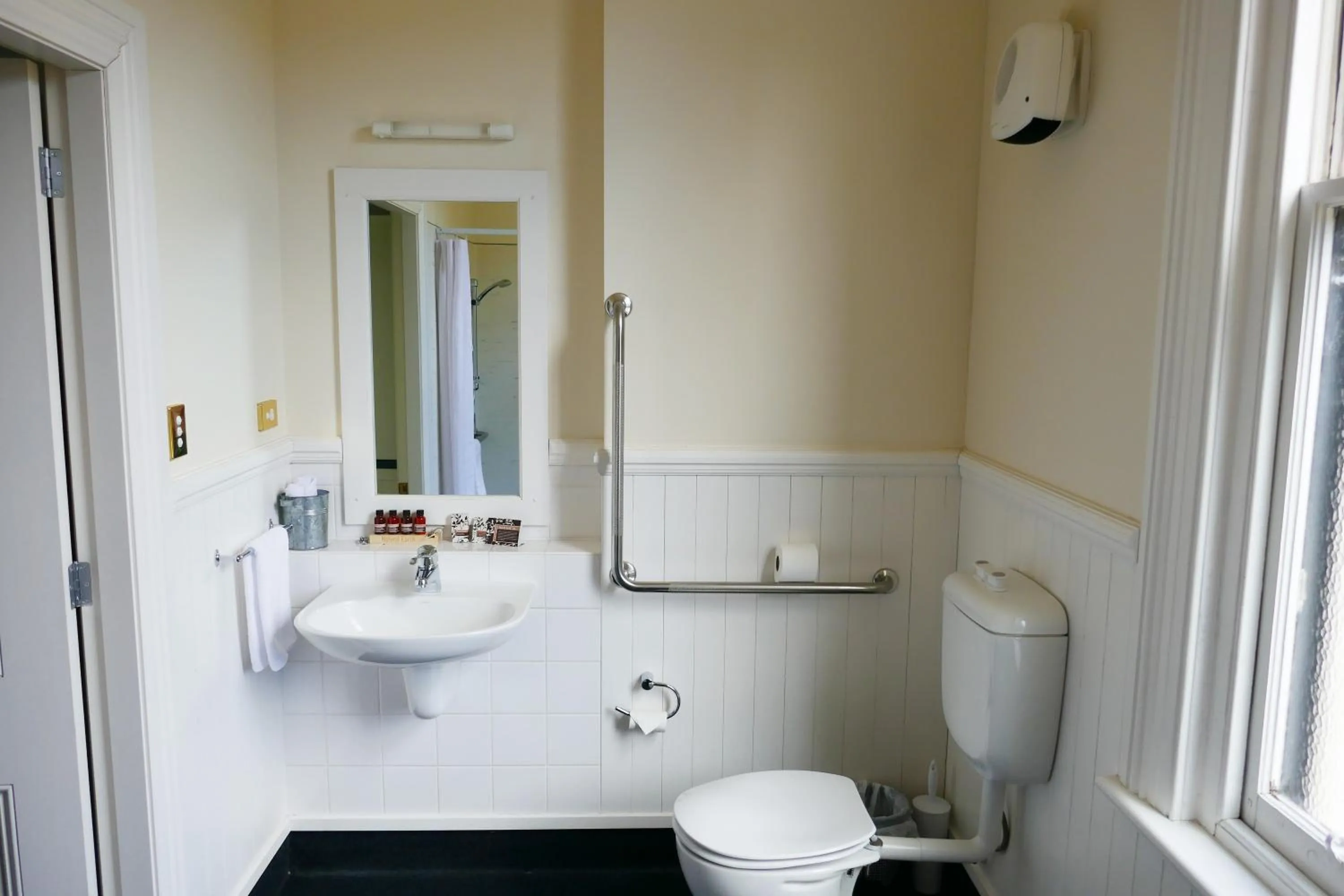 Toilet in Highland House Boutique Hotel