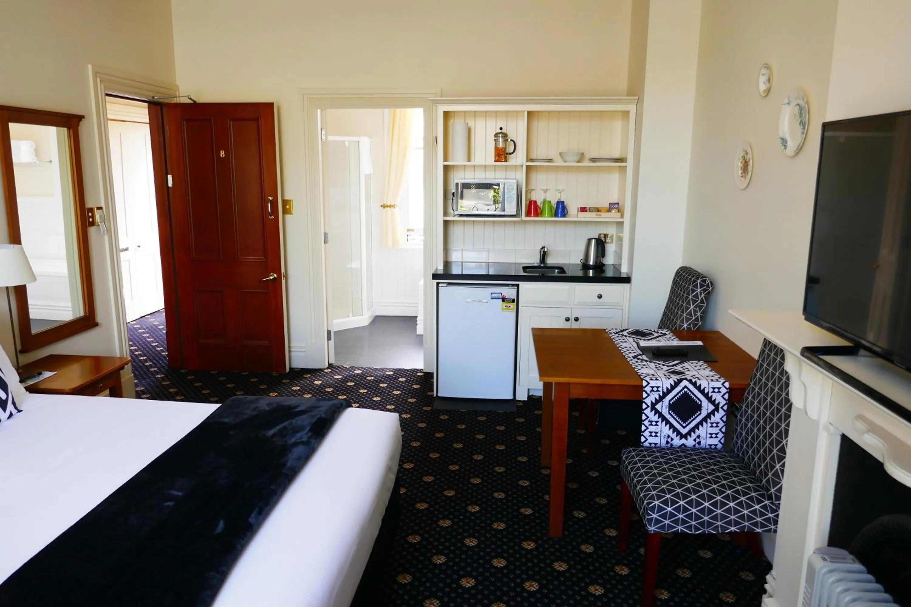 Kitchen or kitchenette, Bed in Highland House Boutique Hotel