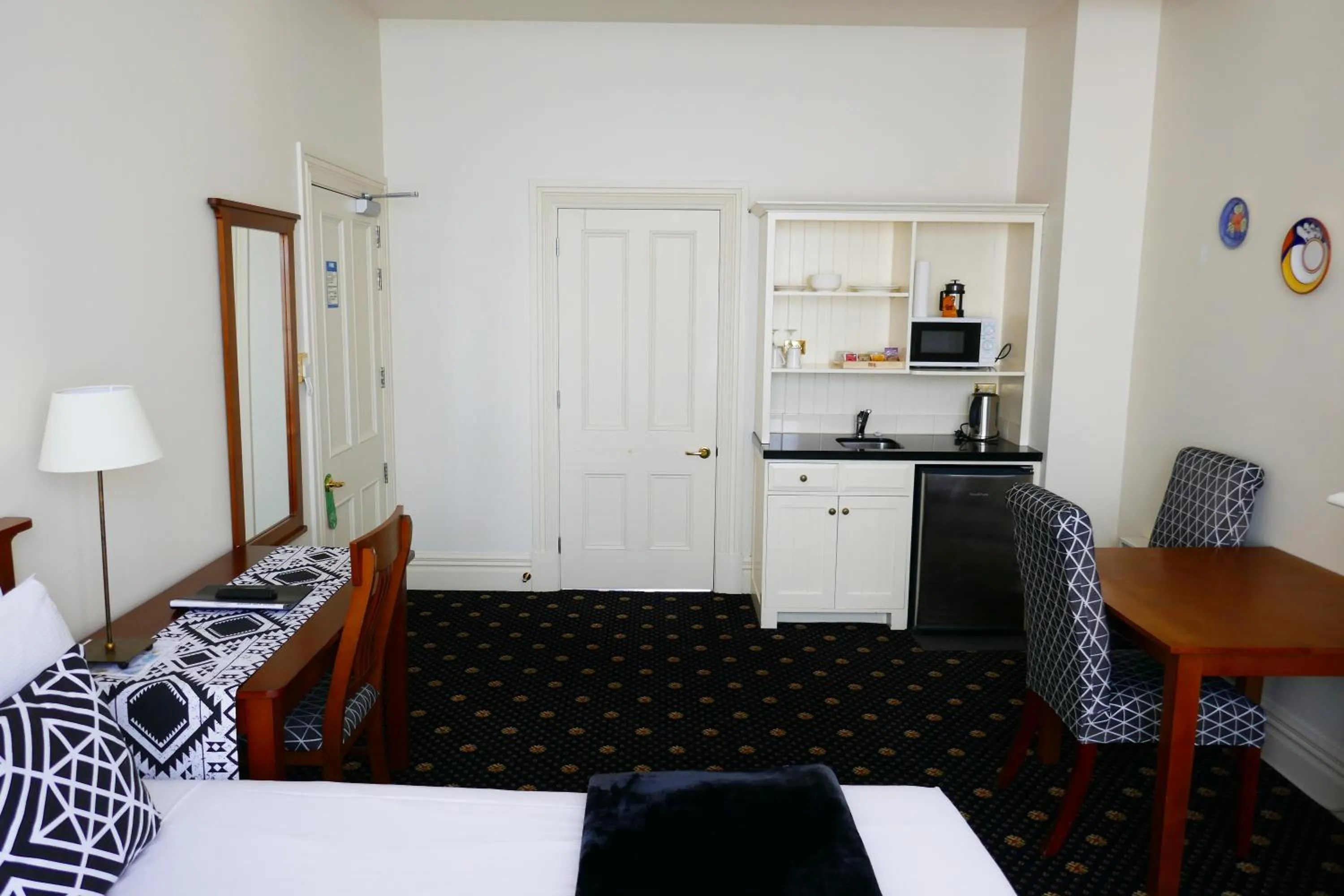 Kitchen or kitchenette, Bed in Highland House Boutique Hotel