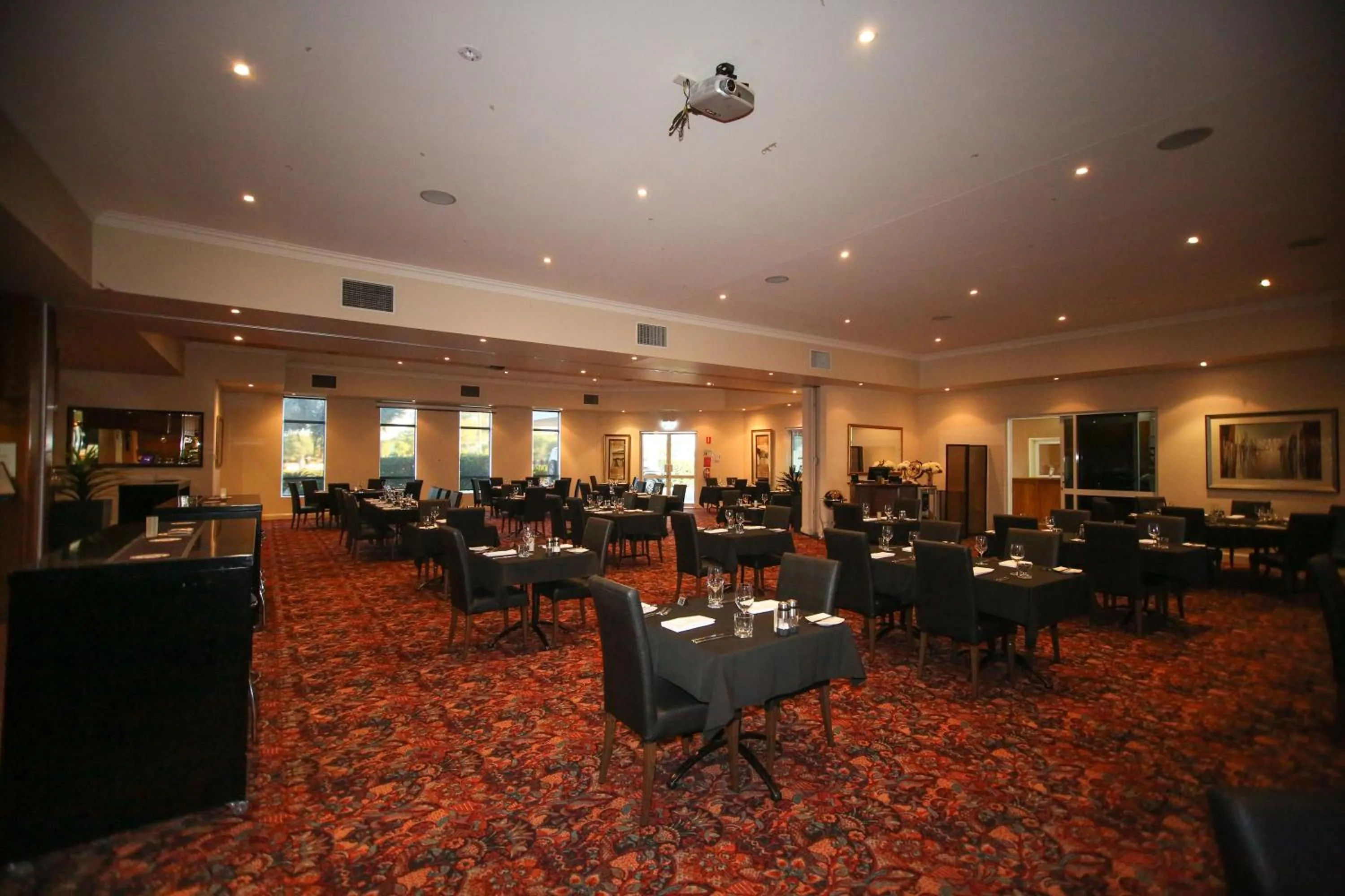 Restaurant/places to eat in Roma Explorers Inn