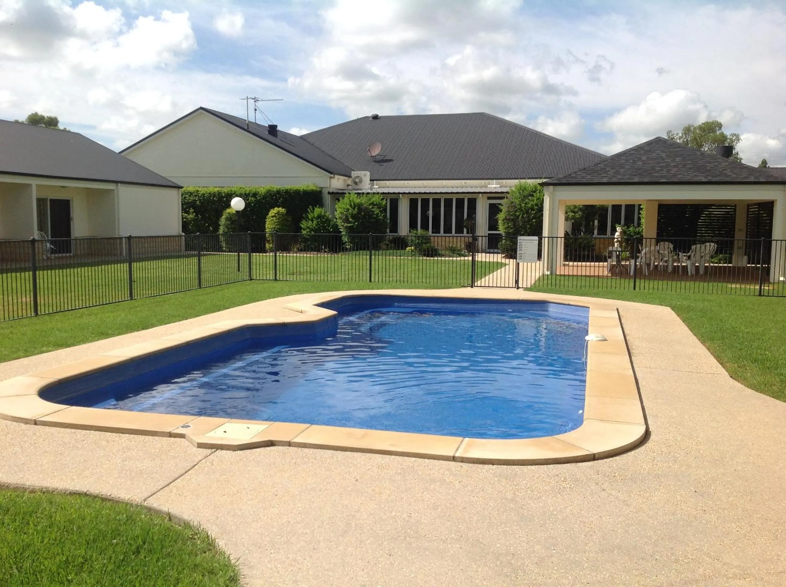 Swimming pool in Roma Explorers Inn