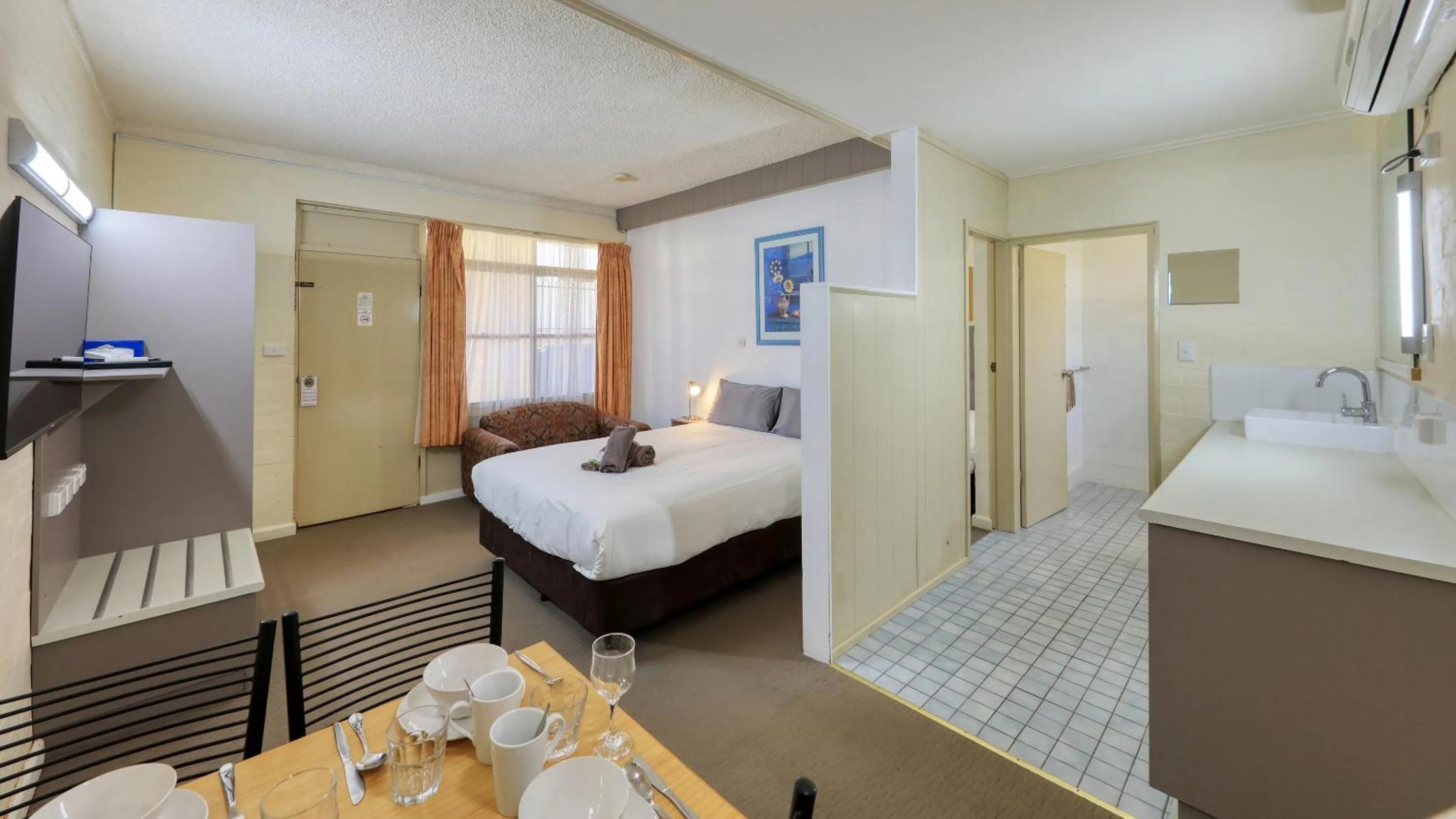 Bed in Bishops Lodge Narrandera