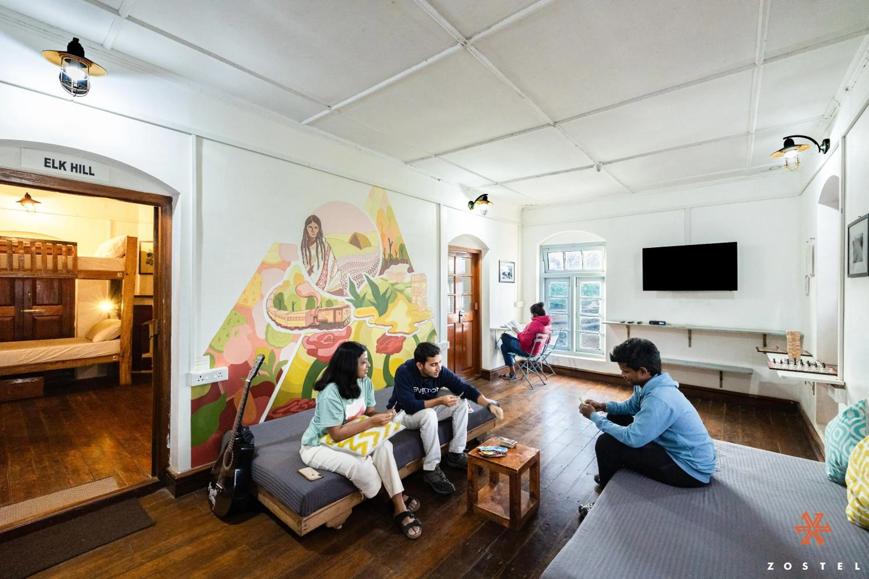 Communal lounge/ TV room in Zostel Ooty