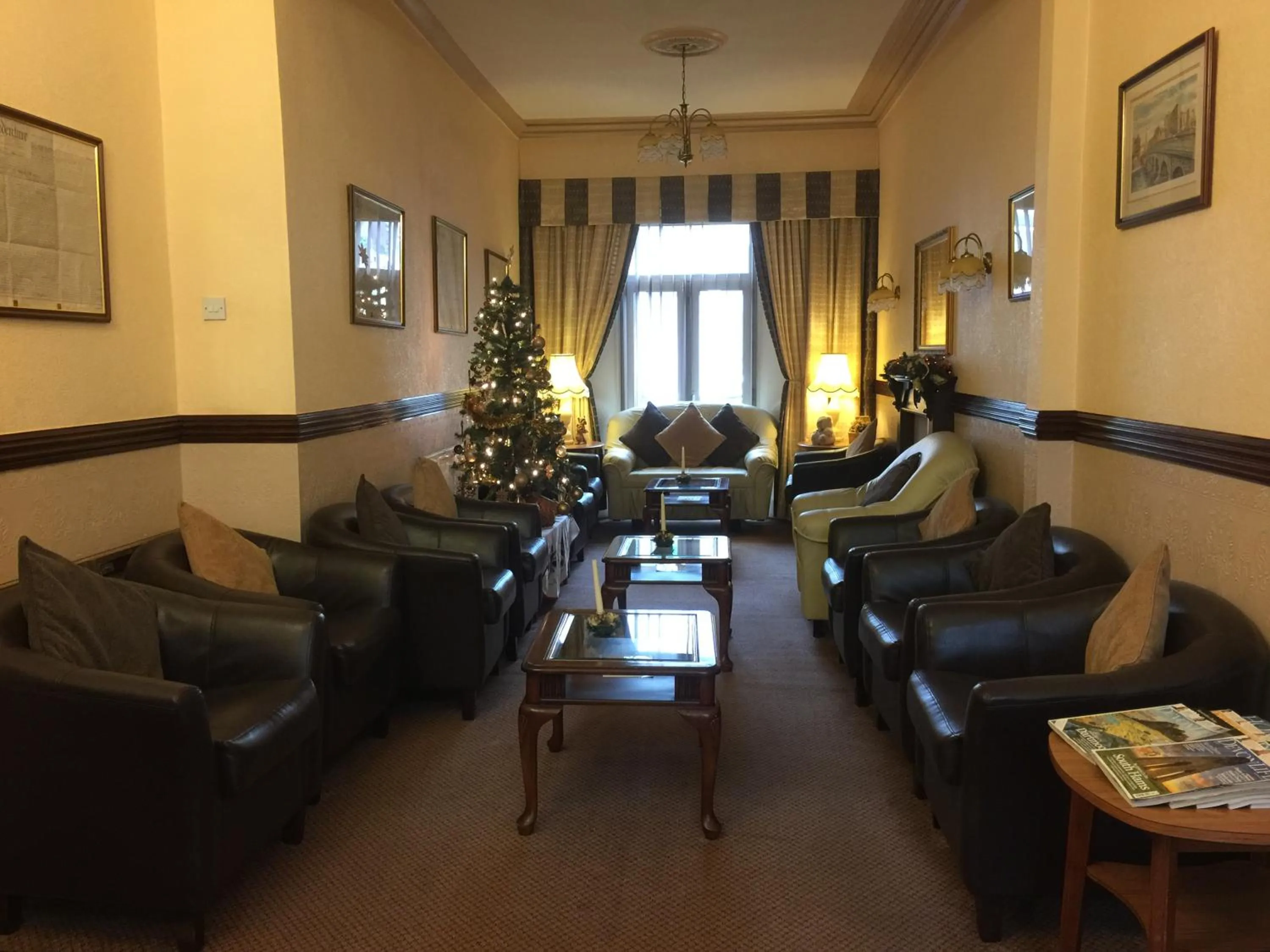 Communal lounge/ TV room in Seascape Hotel