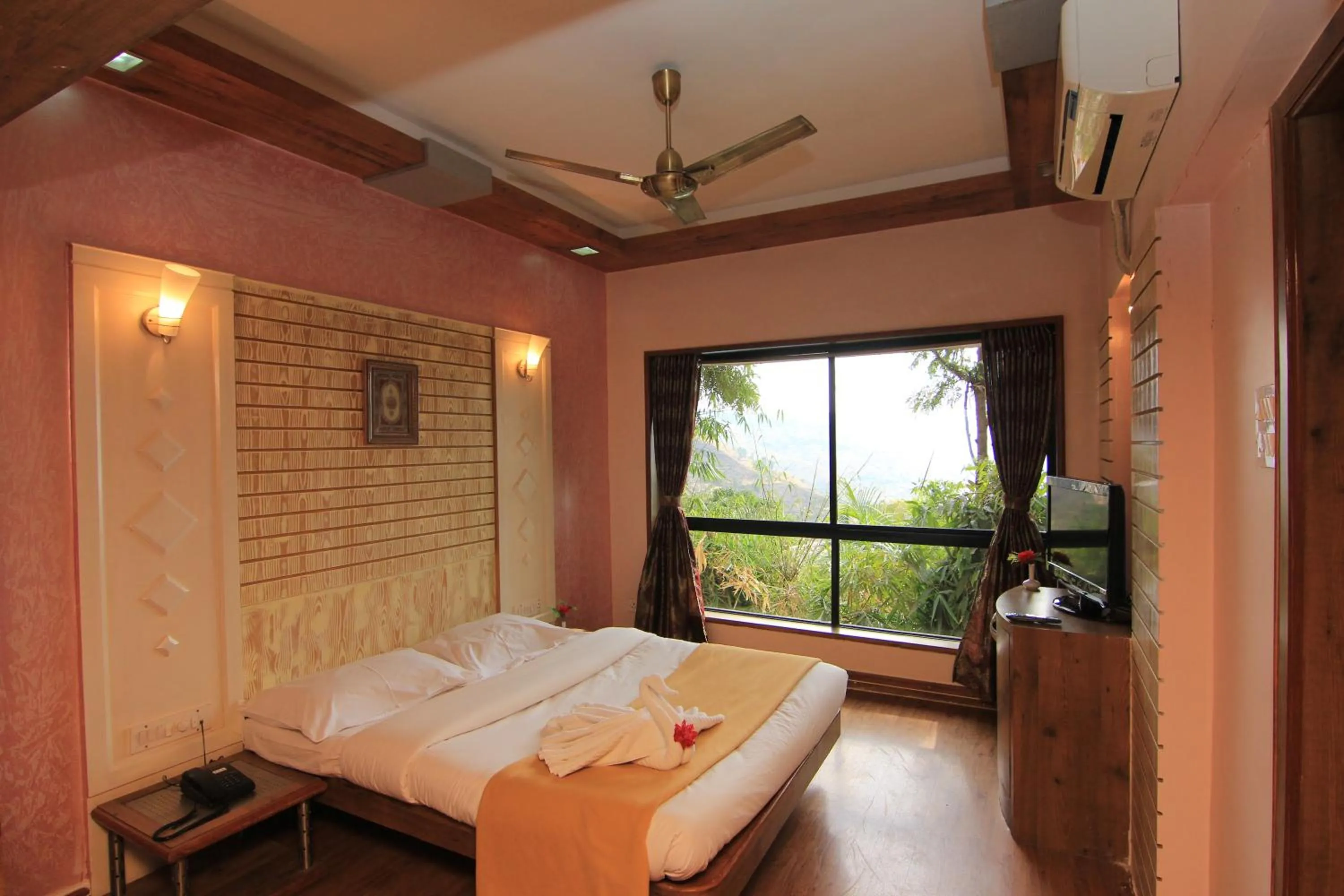 Bedroom, Bed in Mount View Executive