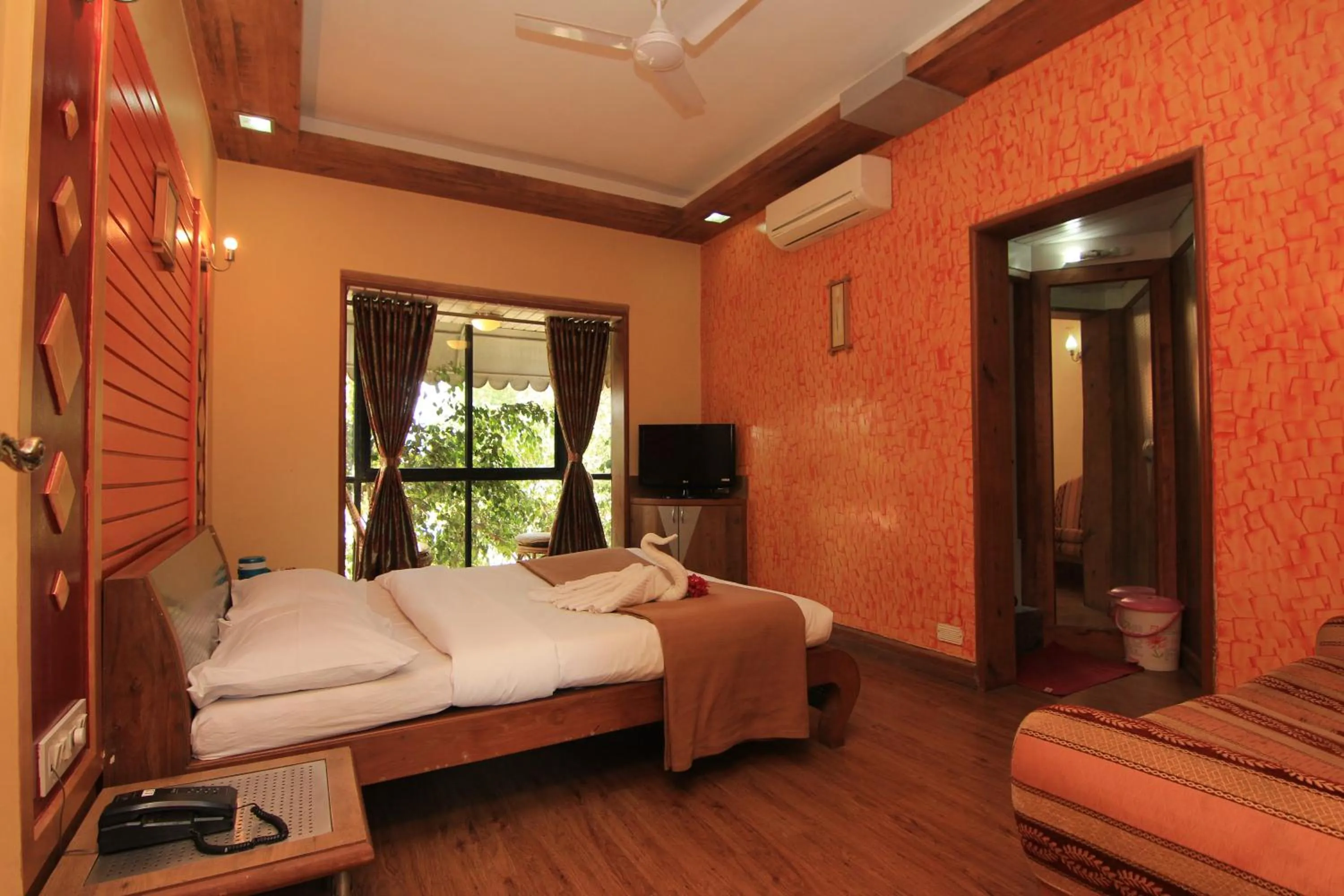 Seating area, Bed in Mount View Executive