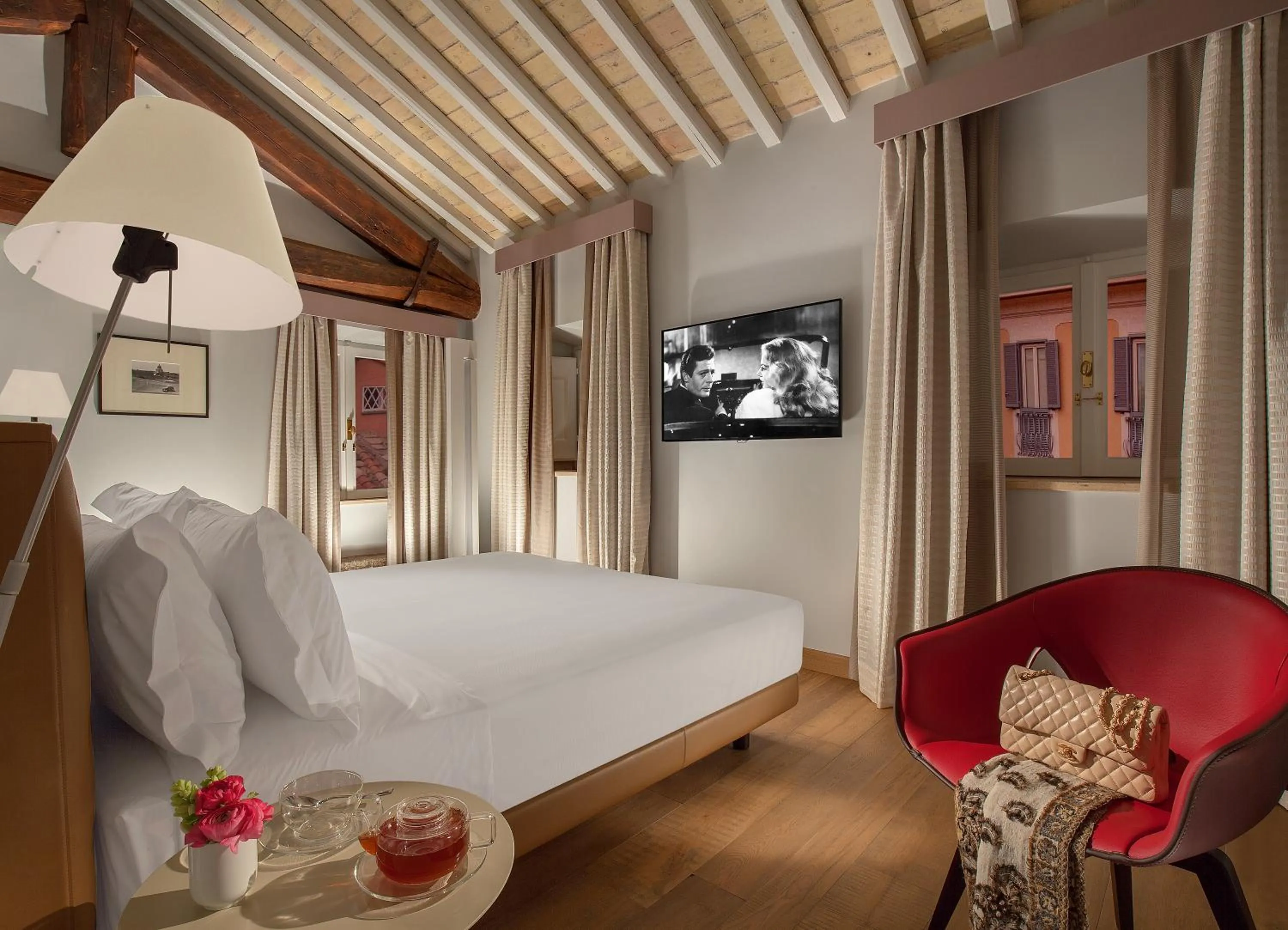 Photo of the whole room, Bed in Palazzo Scanderbeg