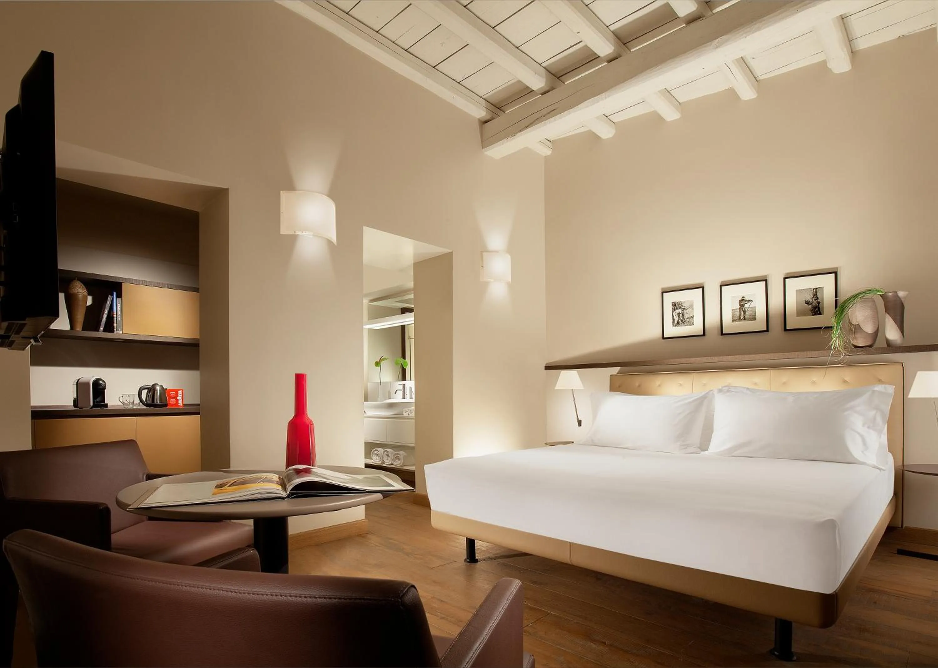 Photo of the whole room, Bed in Palazzo Scanderbeg