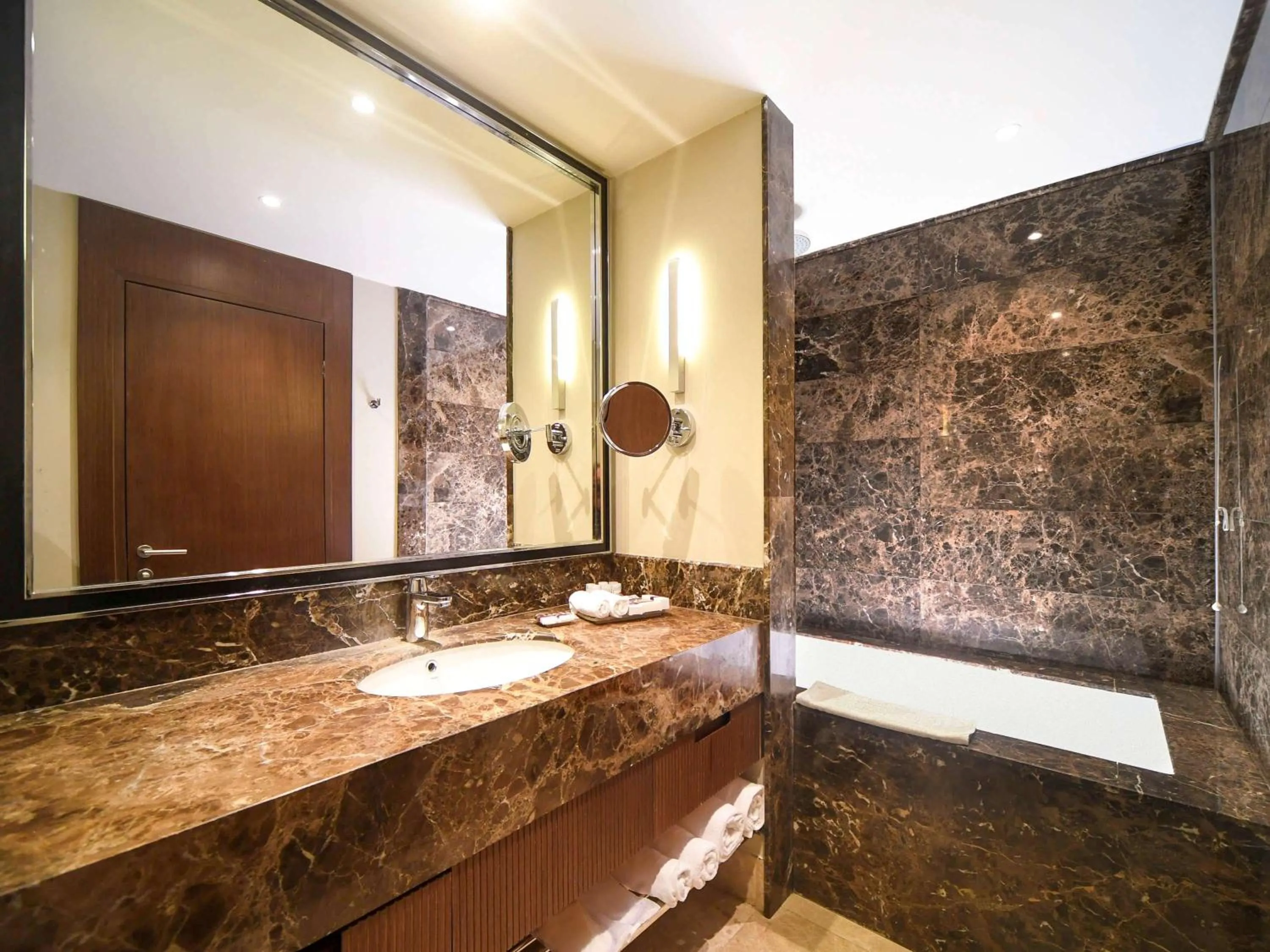 Photo of the whole room in Mercure Istanbul West Hotel & Convention Center