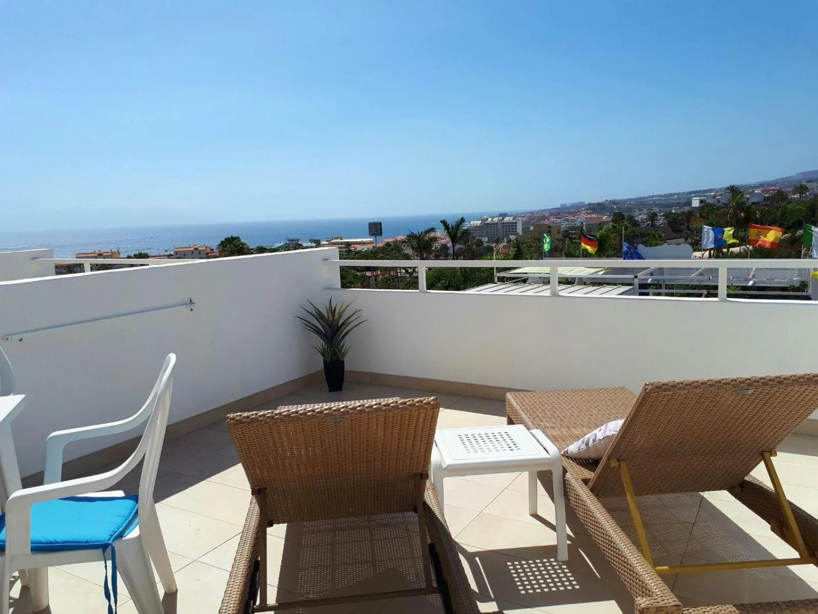 Photo of the whole room in Hotel Malibu Park