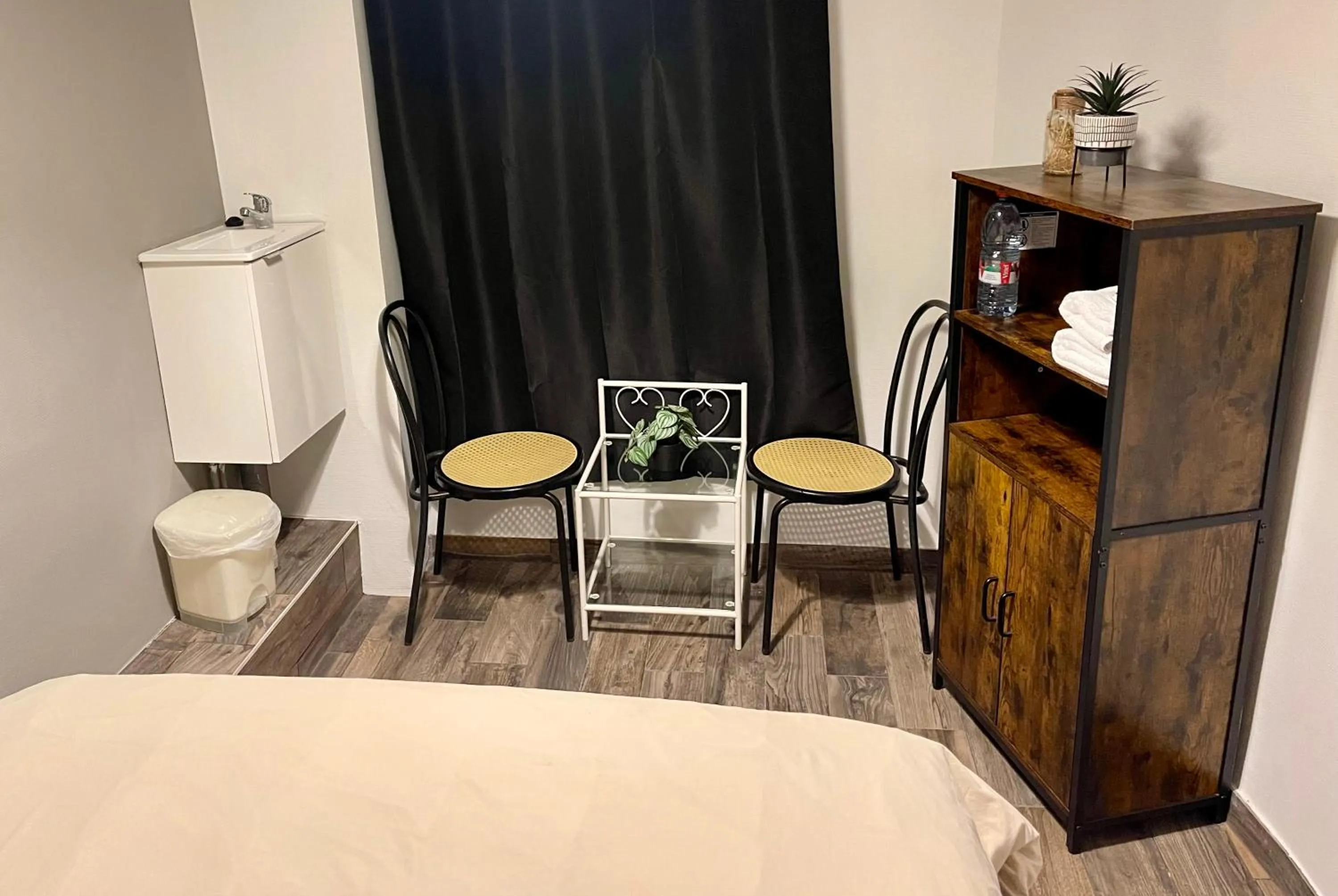 Photo of the whole room, Bed in LE Globe