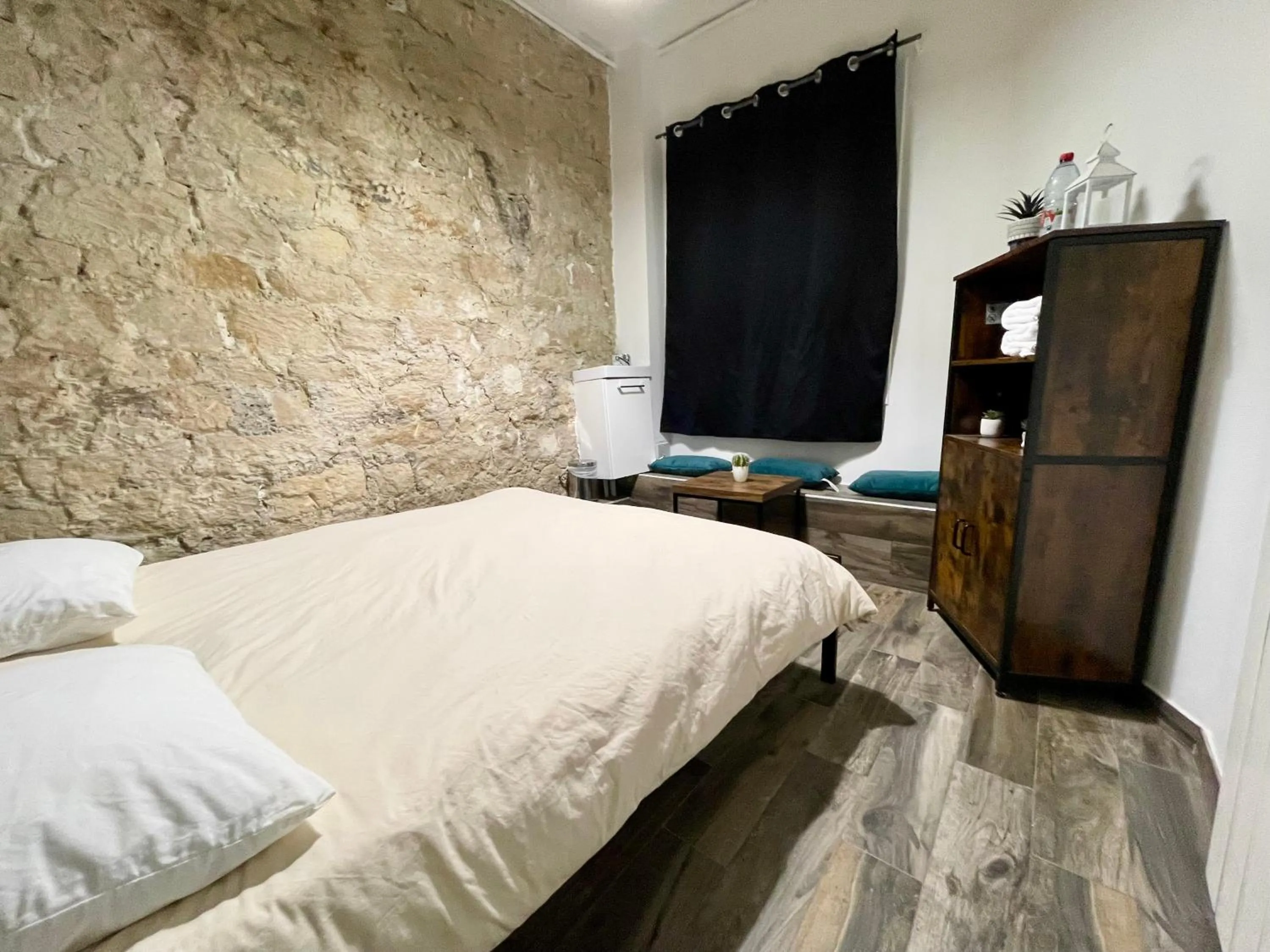 Photo of the whole room, Bed in LE Globe