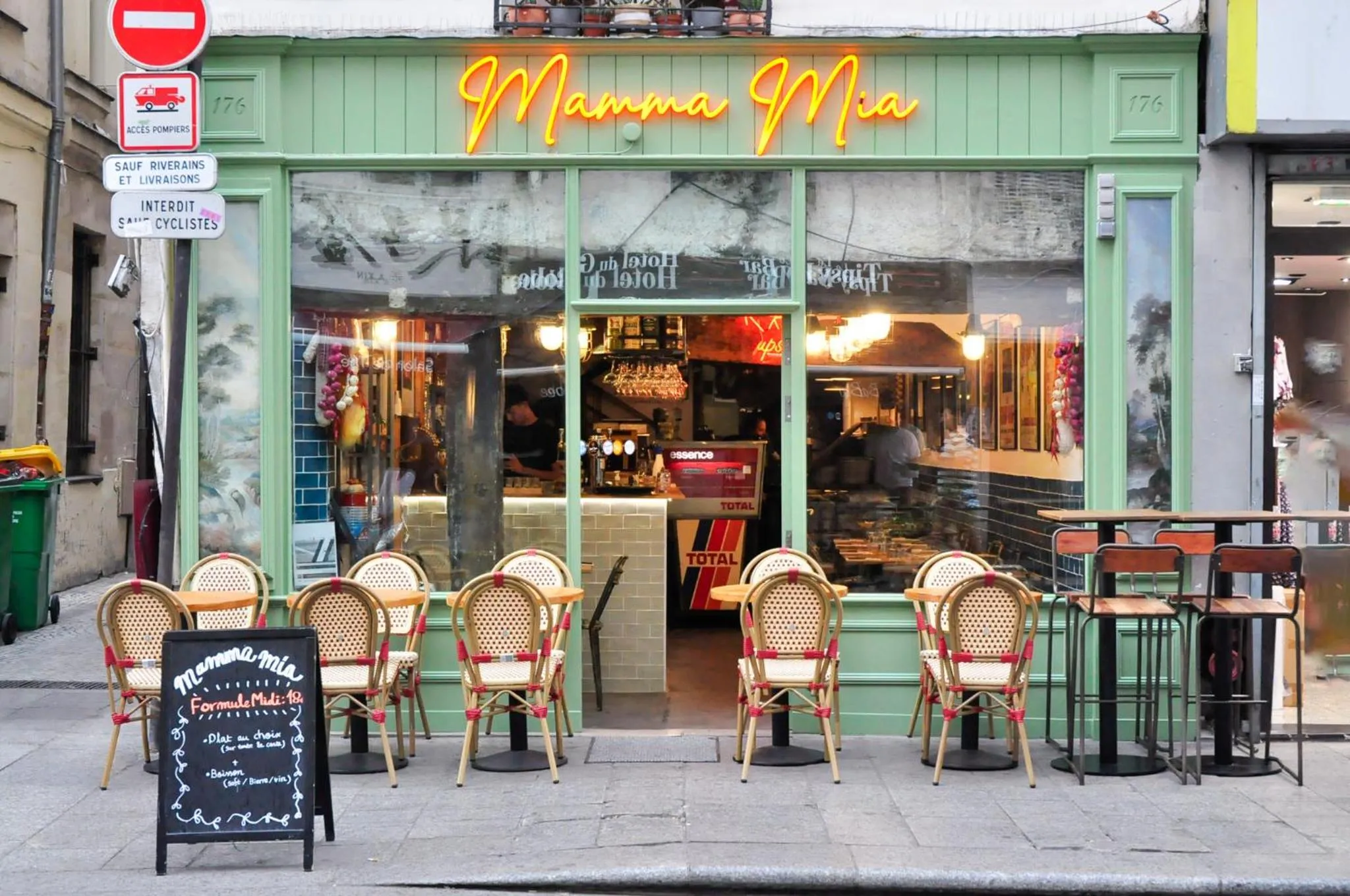 Restaurant/places to eat in LE Globe