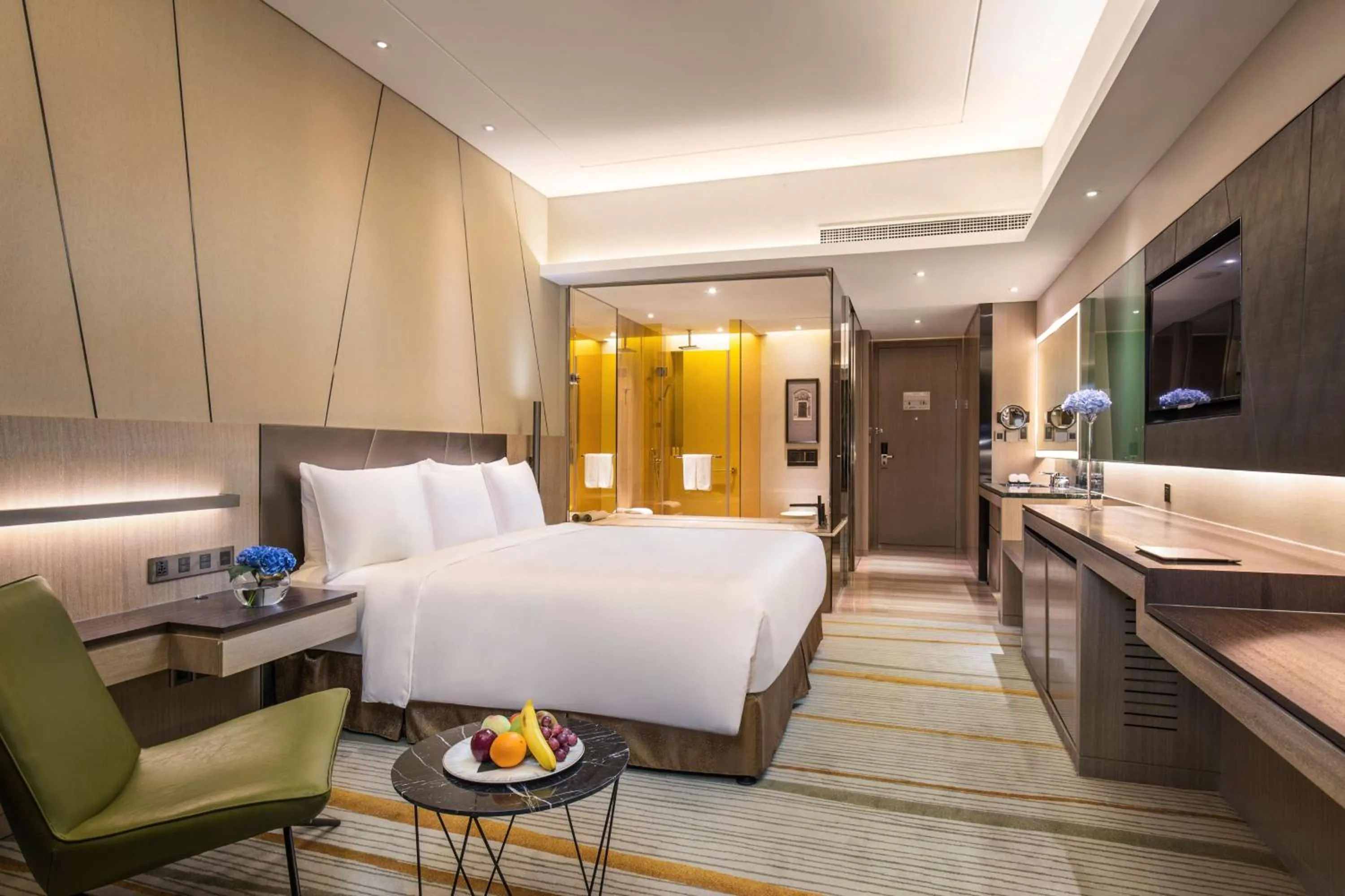 Photo of the whole room, Bed in Radisson Blu Shanghai Pudong Jinqiao