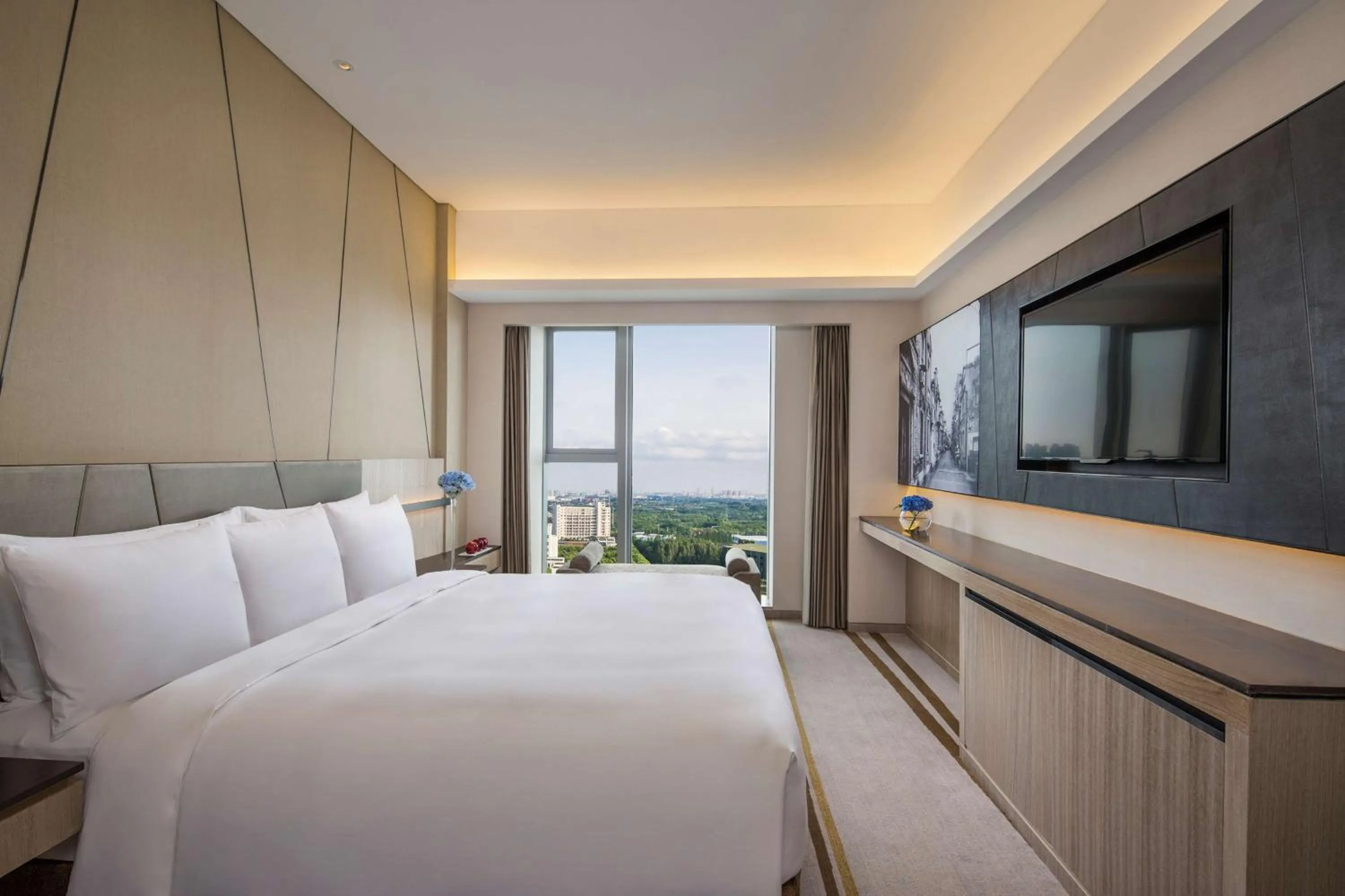 Photo of the whole room, Bed in Radisson Blu Shanghai Pudong Jinqiao