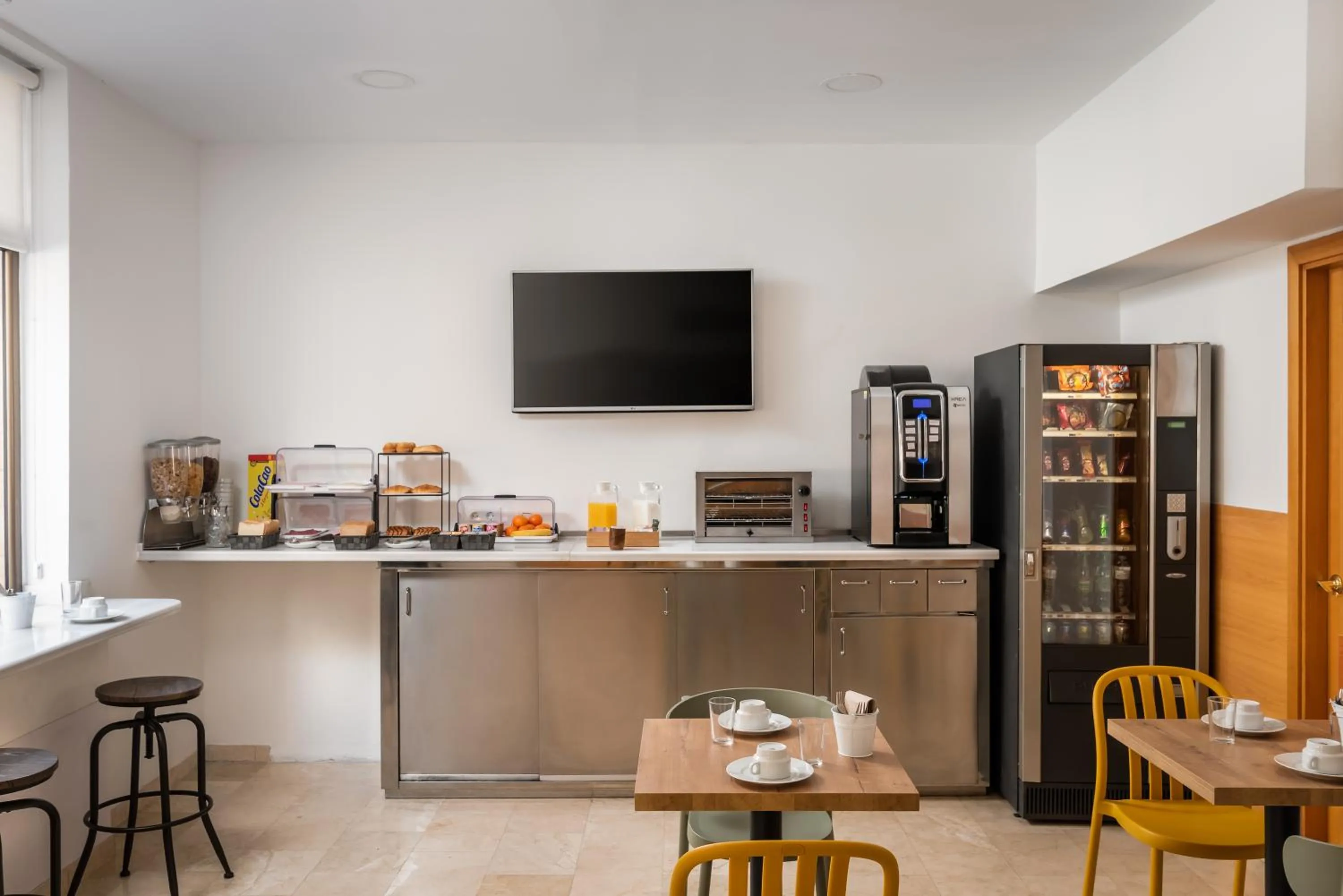 Restaurant/places to eat in Hostal Baler