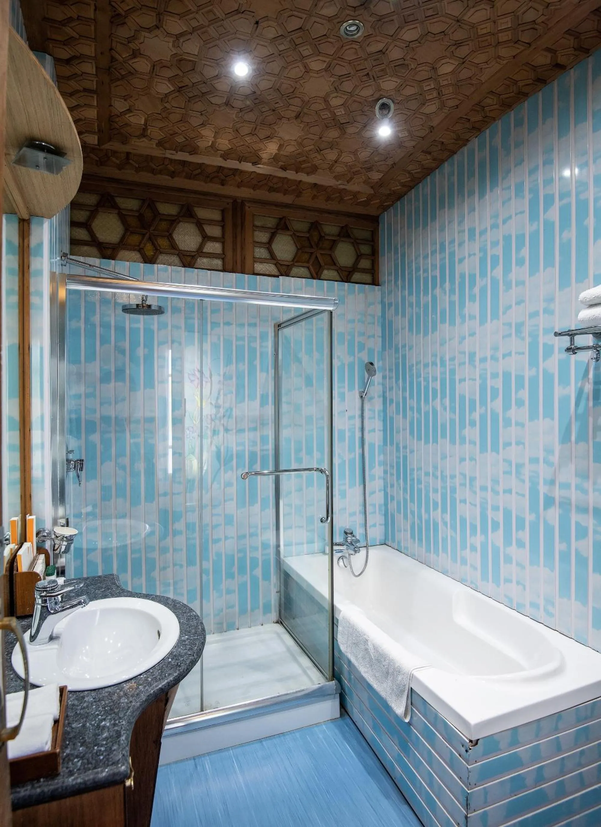 Bathroom in Mascot Houseboats