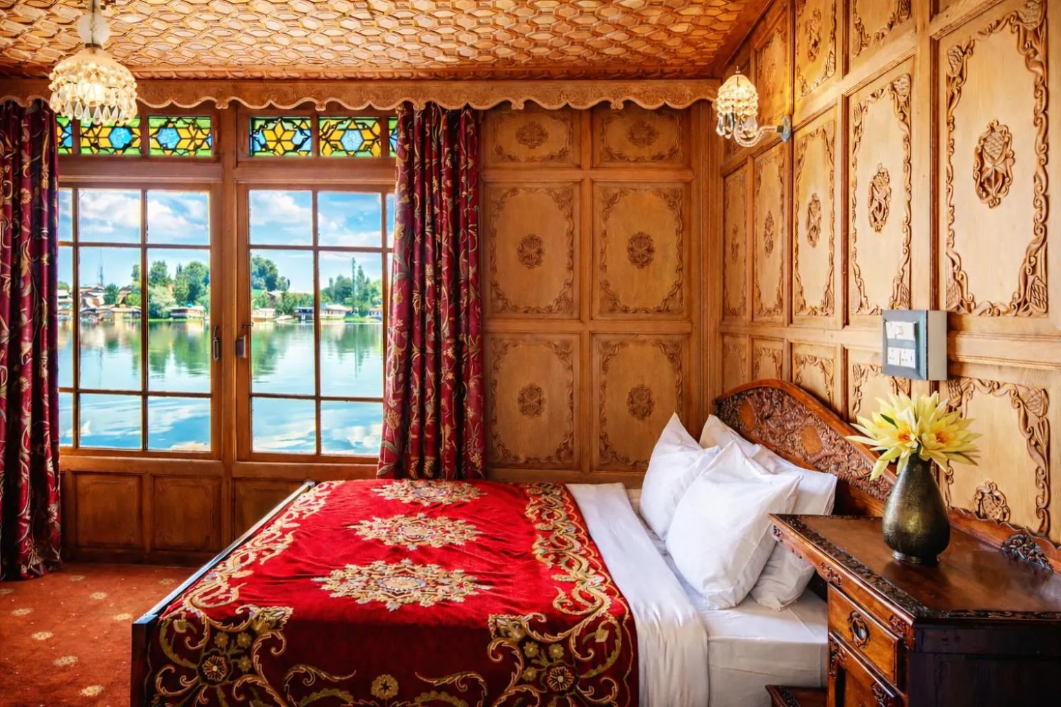 Lake view, Bed in Mascot Houseboats
