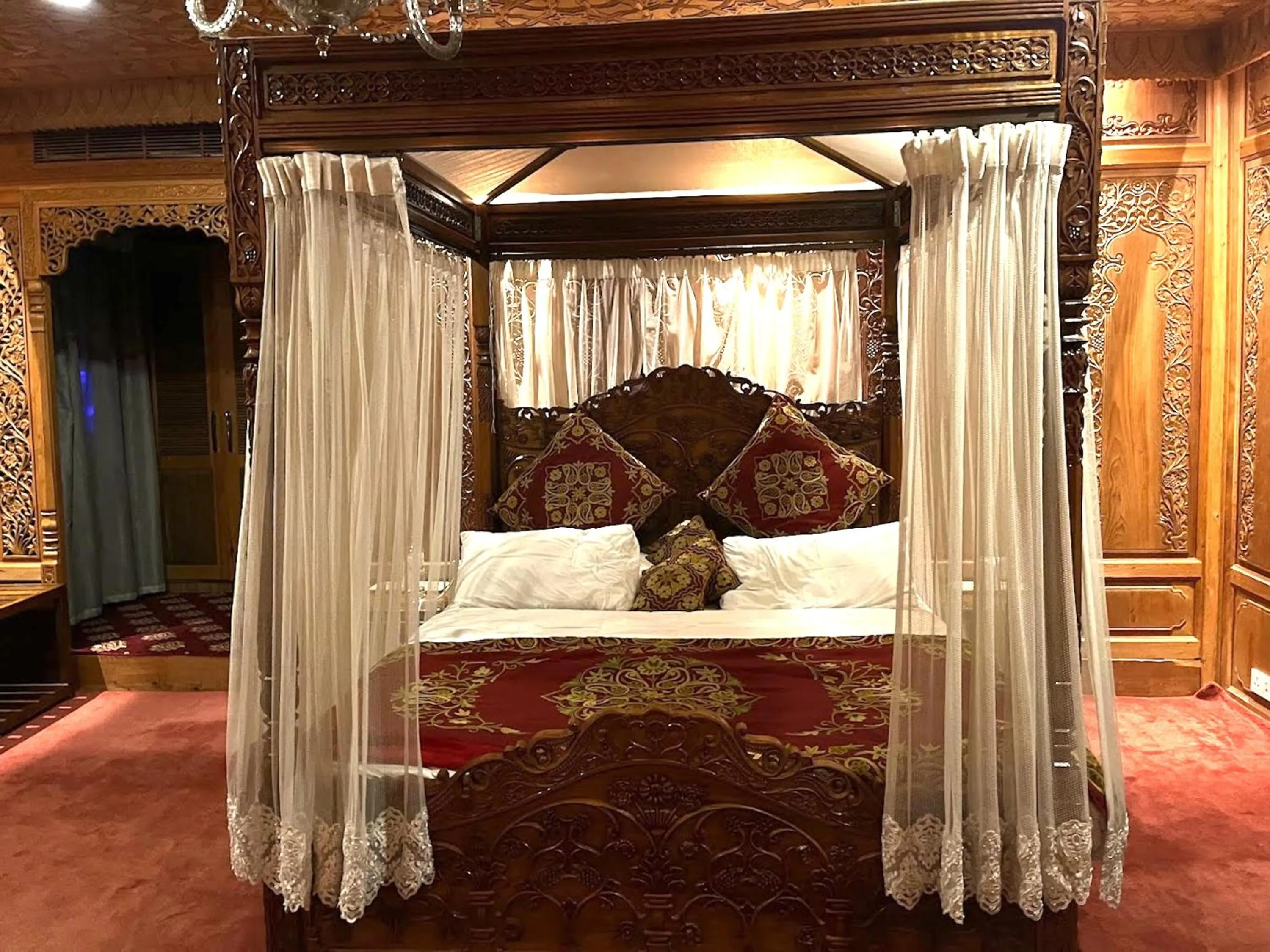 Bed in Mascot Houseboats