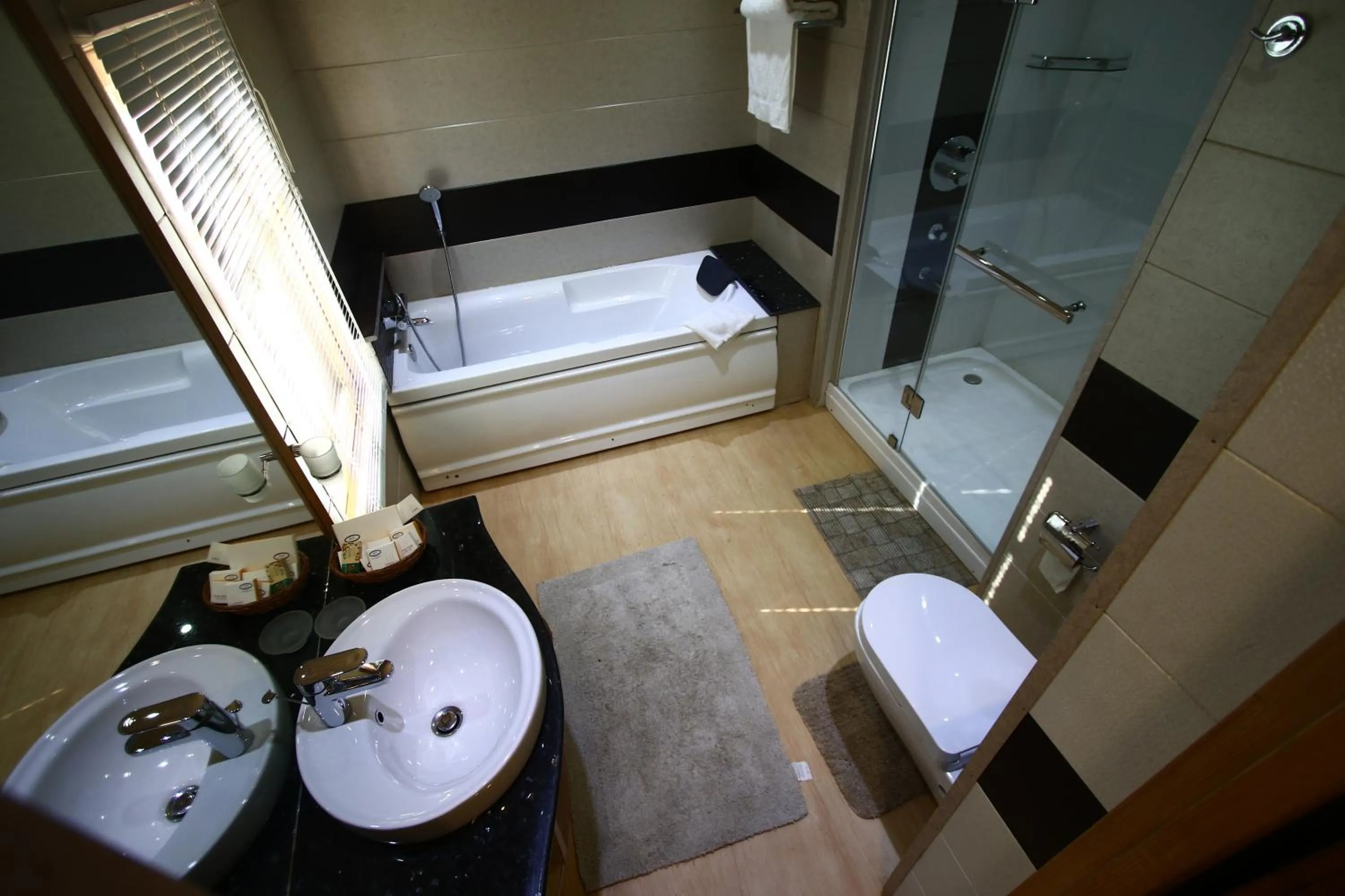 Bathroom in Mascot Houseboats