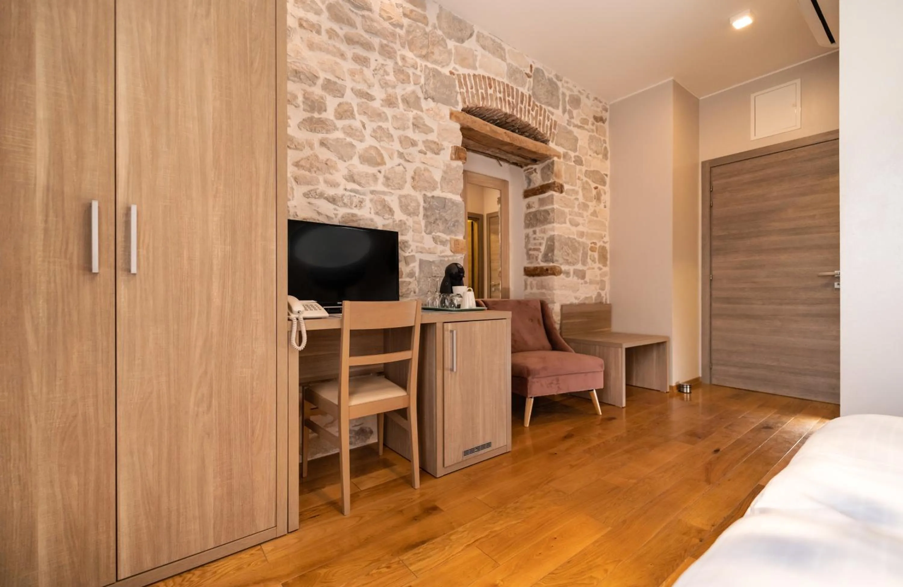 Bed in Tifani Luxury Rooms 2