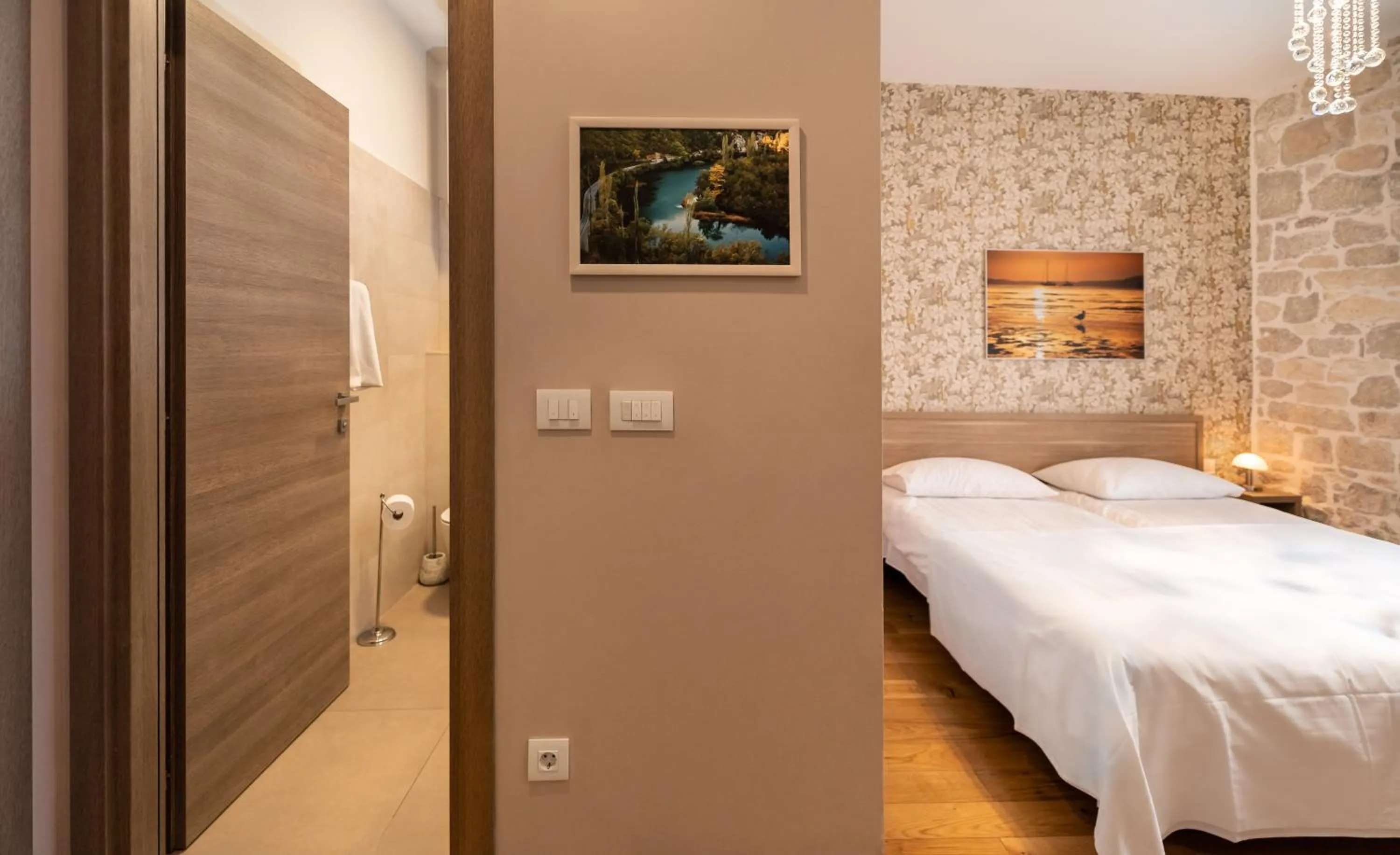 Bed in Tifani Luxury Rooms 2