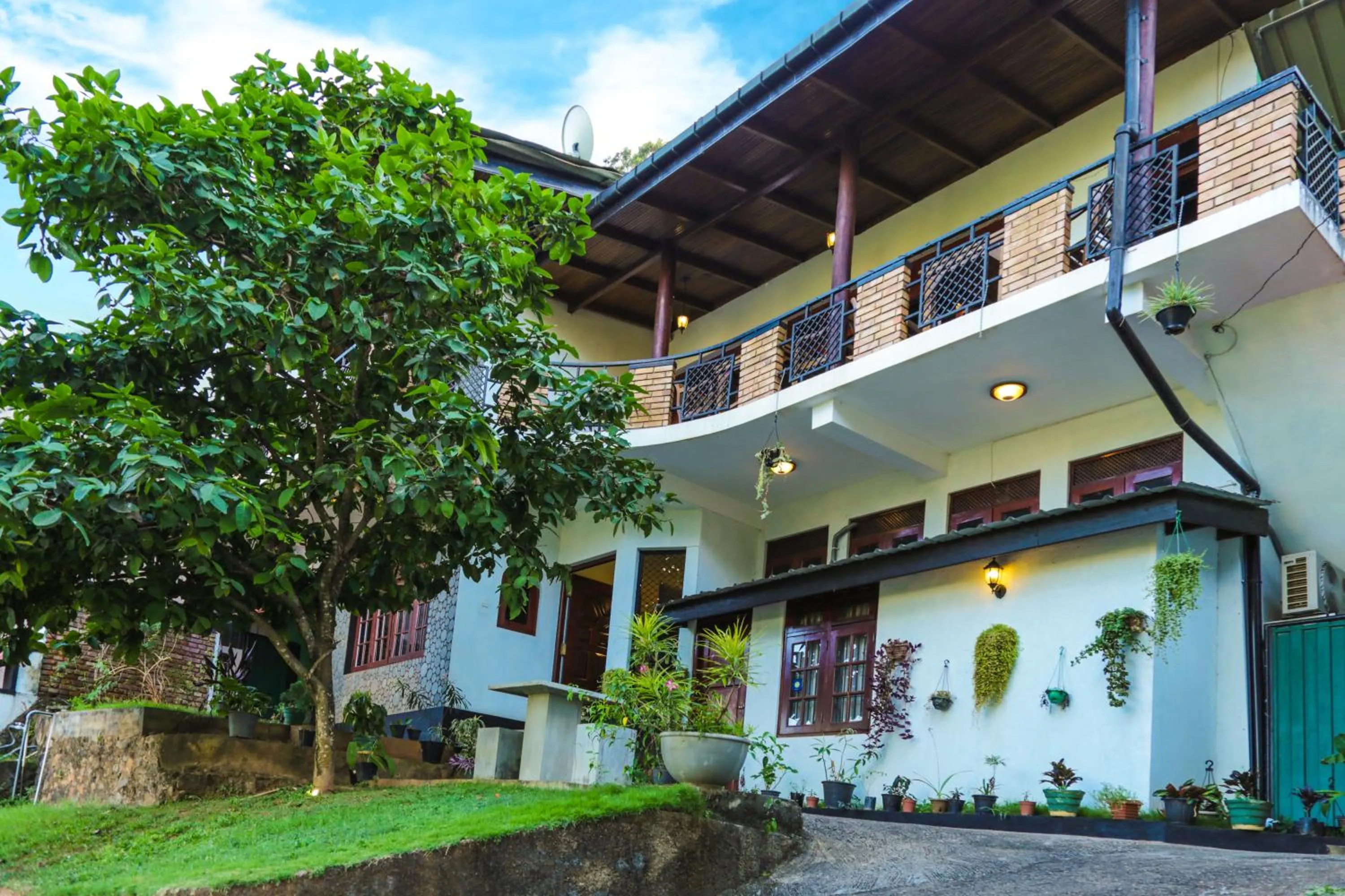 Facade/entrance in Kandyan Hideout