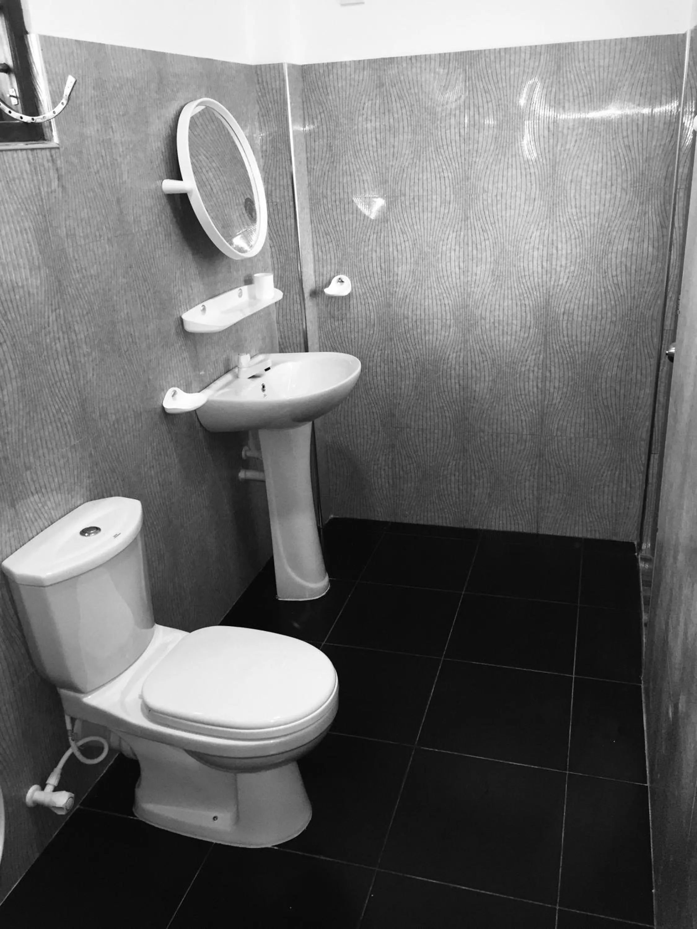 Budget Double Room in Hot Tuna Surfers Rest Midigama