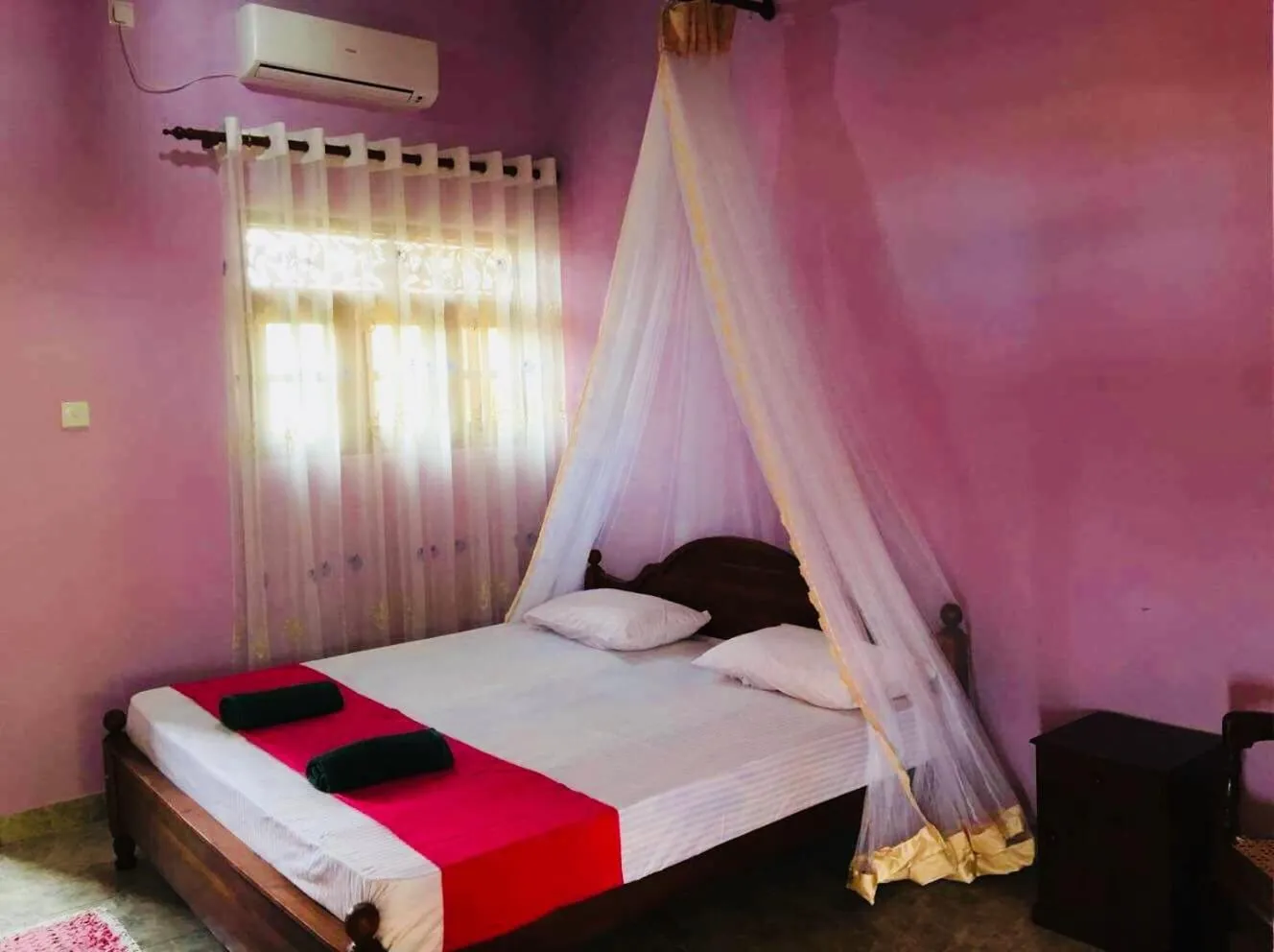 King Room with Balcony in Hot Tuna Surfers Rest Midigama