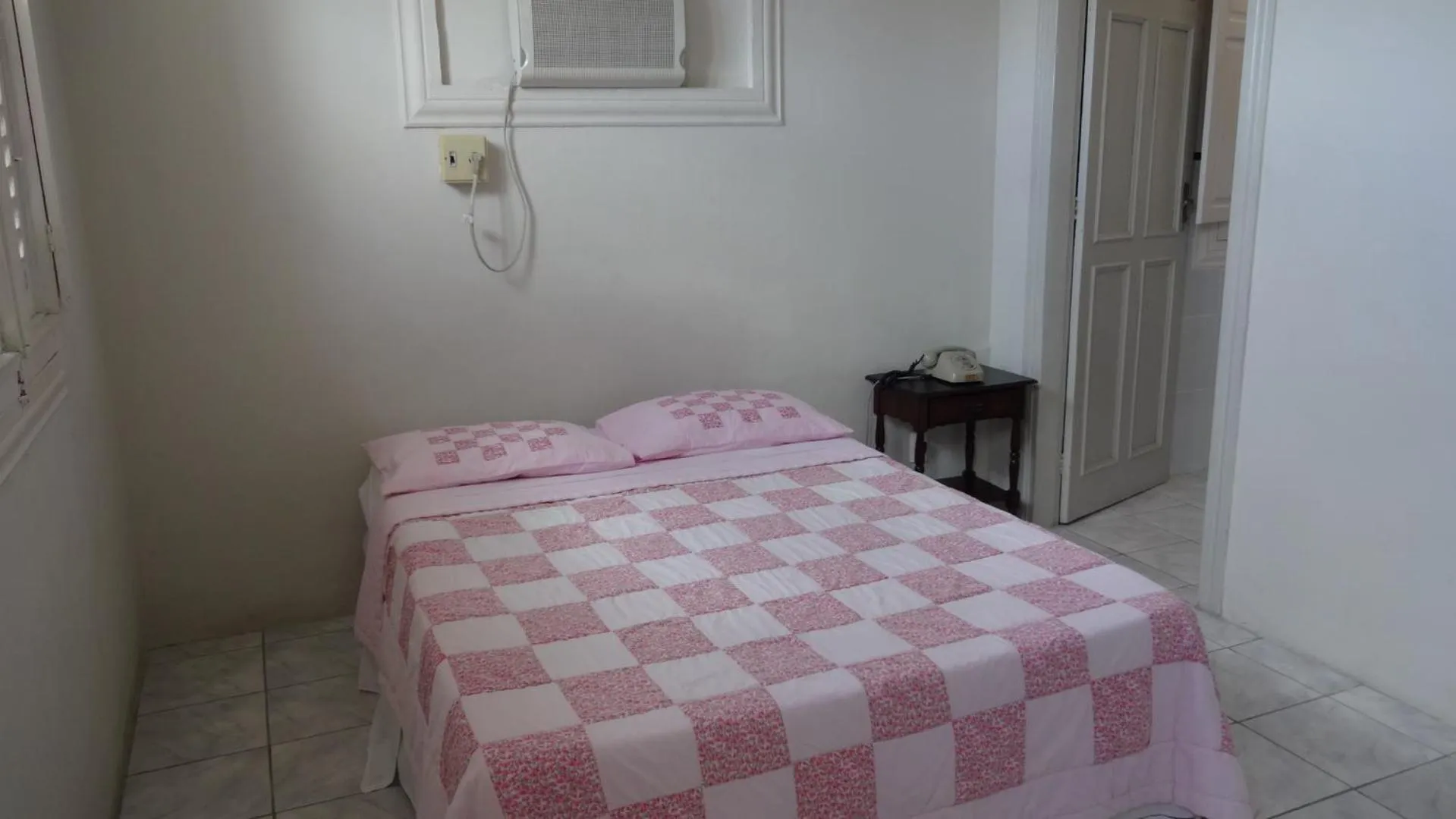 Photo of the whole room, Bed in Hotel Central