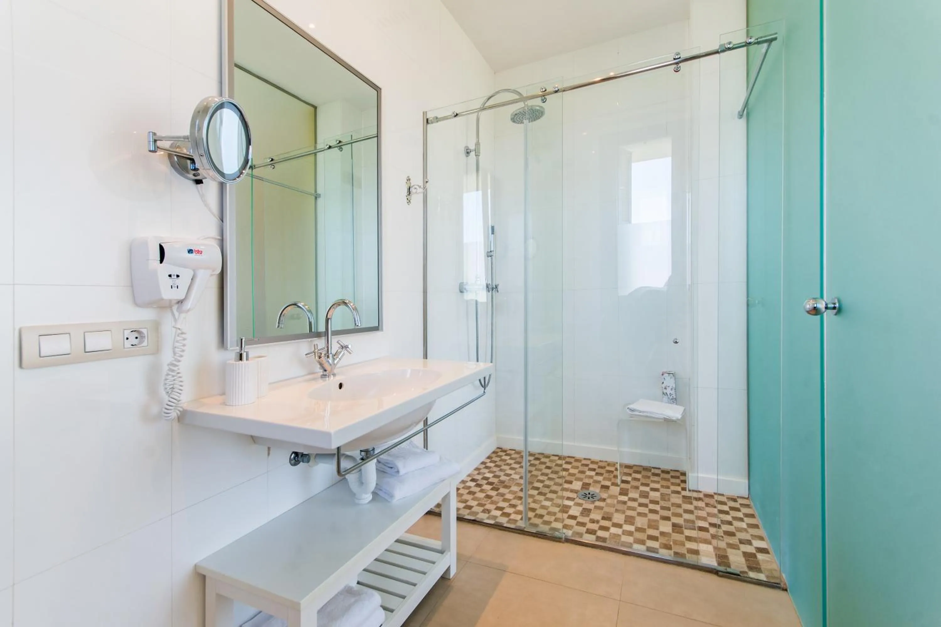 Bathroom in Villa Barcares Gran for 10, pool, gym and close to beach