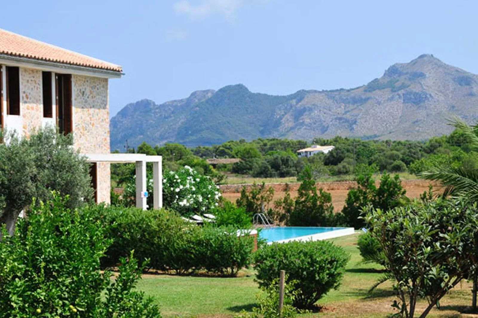 Mountain view in Villa Barcares Gran for 10, pool, gym and close to beach
